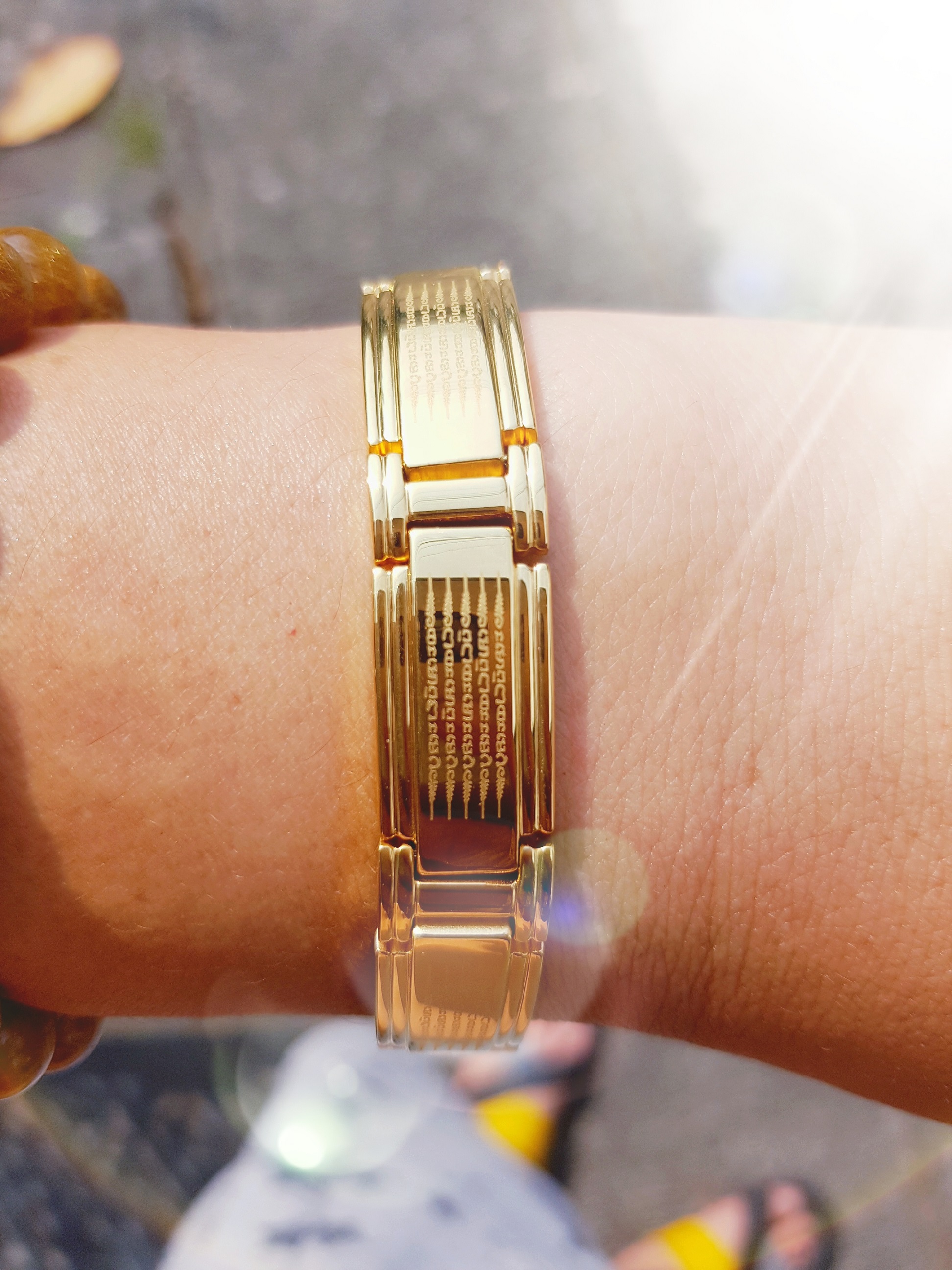 สร้อยเลสข้อมือ ยันต์หนุนดวง 5 แถว พร้อมแร่ปรับสมดุลร่างกาย งานเลเซอร์ ไม่ลอกไม่ดำแน่นอน ++แถมยันต์ฟรี มีของพร้อมส่งคะ