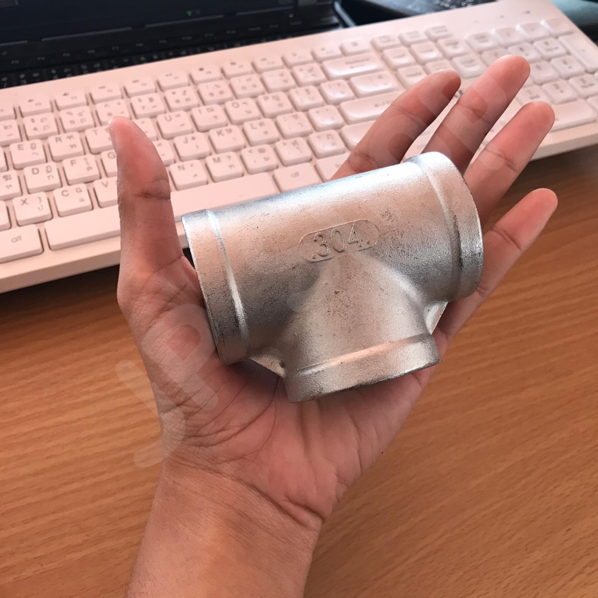 ข้อต่อสามทางสแตนเลส 304 ขนาด 1 1/4 นิ้ว (นิ้ว 2) Stainless Steel Tee 304, 1 1/4" Female Thread (Tee F/F/F) #2852