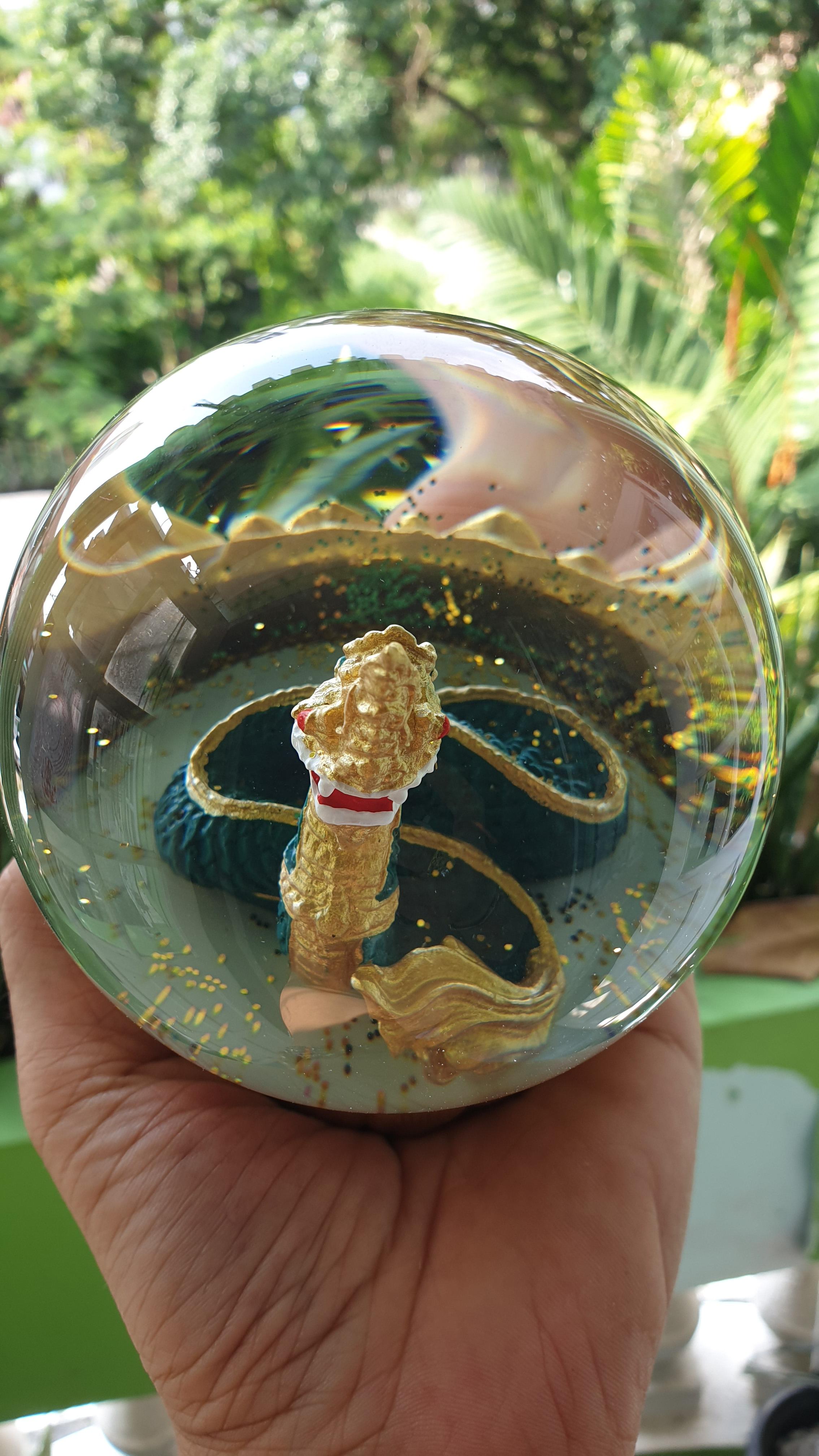 ลูกแก้วพญานาค มีน้ำข้างในพร้อมฐานขนาดเส้นผ่าศูนย์กลางลูกแก้ว10CM มี4สี เขียว ขาว ดำ ทอง เลือกได้เลยจ้า+แถมฟรีผ้ายันต์คะมีของพร้อมส่งสั่งได้เลยคะ