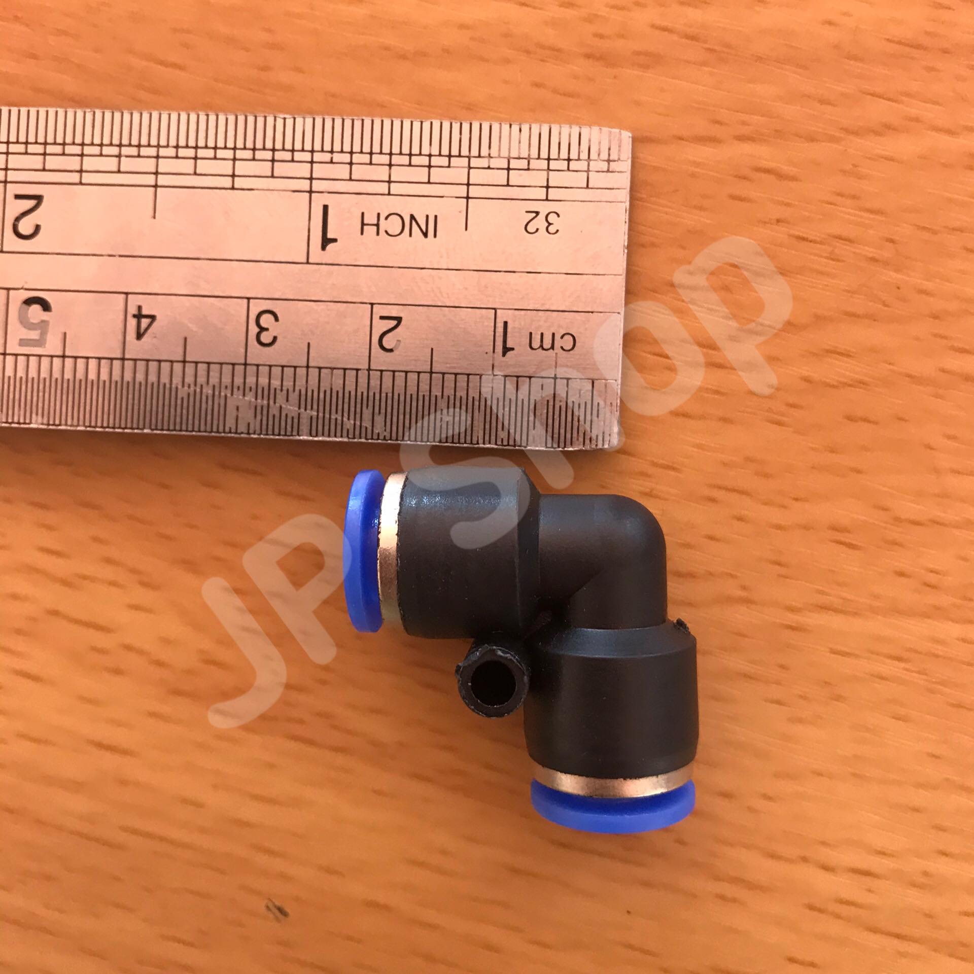 ข้อต่อลมข้องอ 90 องศา ฟิตติ้งเมติกส์แบบงอ 90 องศา ขนาด 06 มม. ใช้กับสายลม 06 มม. แพค 10 ตัว ข้อต่อ PV 06 #0206