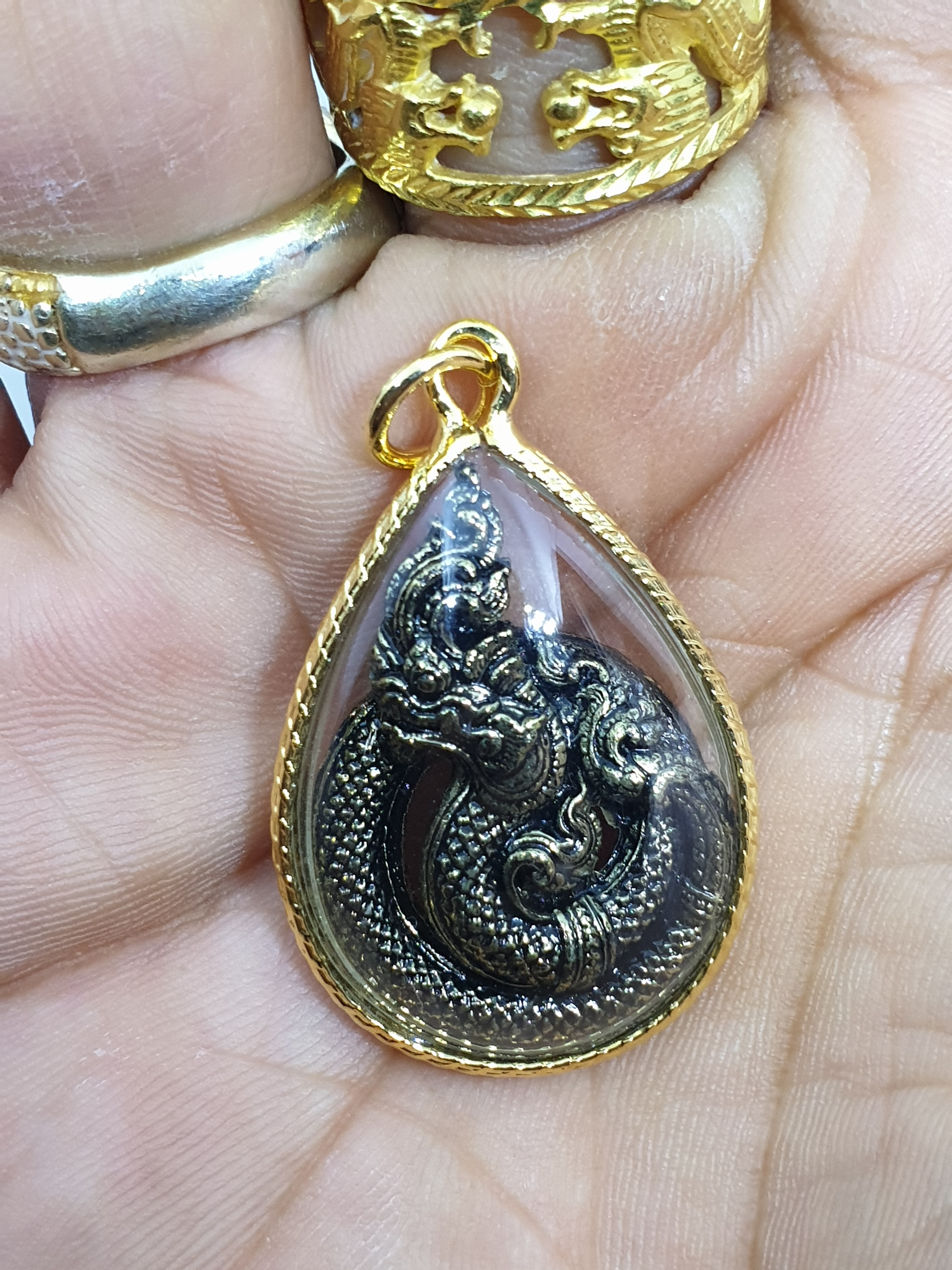 จี้ พญานาค พร้อมกรอบทองกันน้ำ ขนาด กว้าง 3 ซ.ม. สูง 4 ซ.ม หนา 0.5 ซ.ม. +ฟรียันต์คละๆลายกันไปนะค่ะ