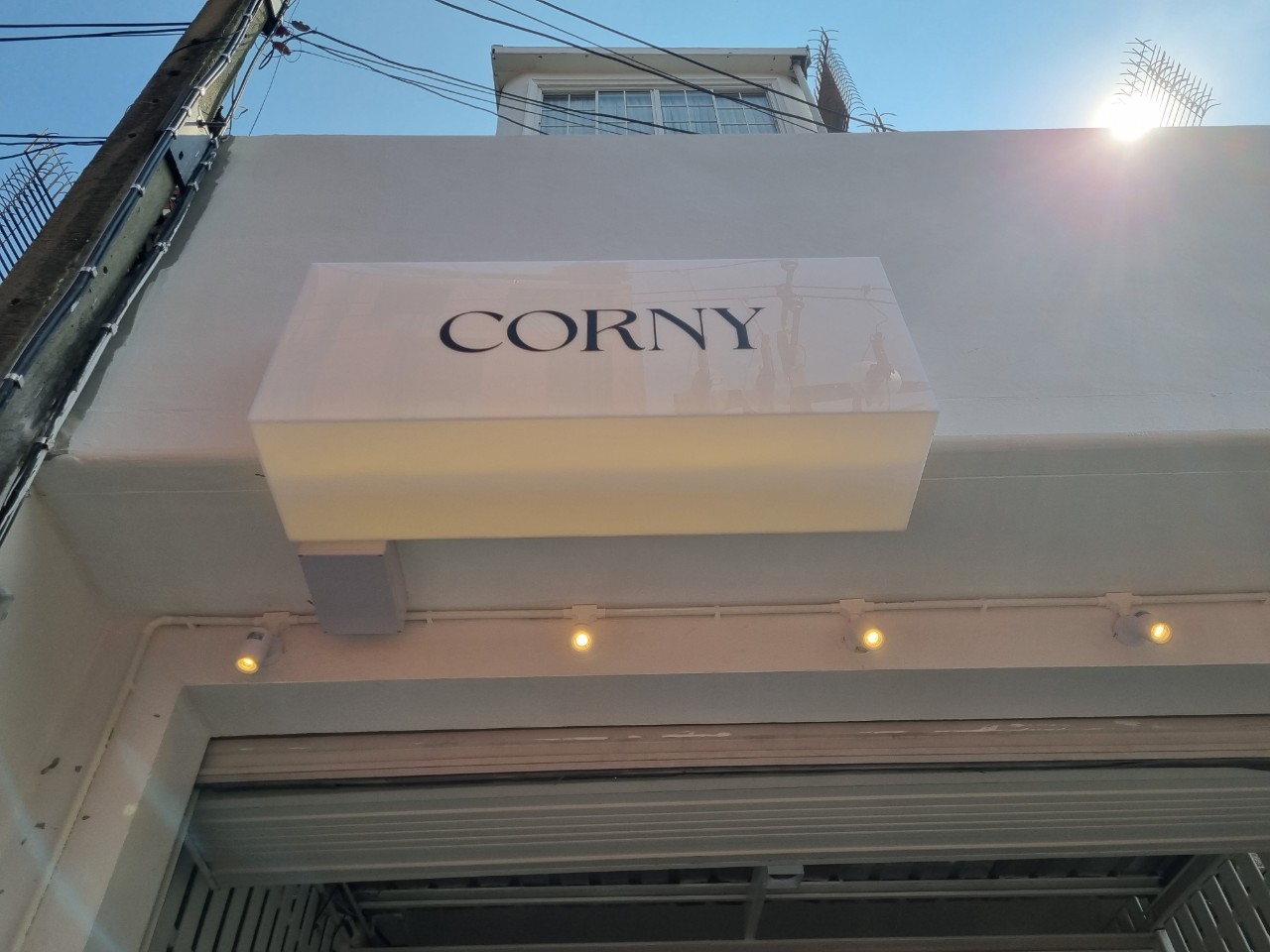 กล่องไฟอะคริลิค ไฟออกรอบตัว ''CORNY''