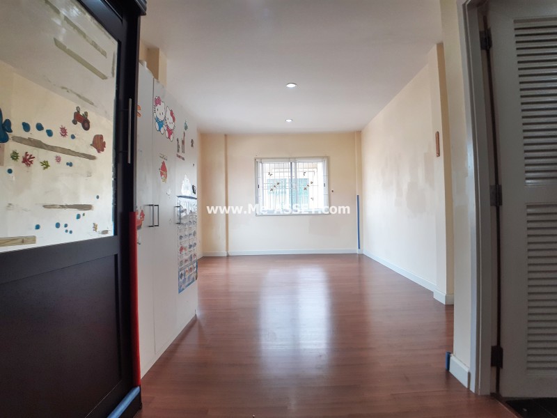 ขายบ้านแฝด ม.นลินวิลล์พลัส ถ.เคหะร่มเกล้า แขวงสะพานสูง เขตสะพานสูง กรุงเทพ / พื้นที่ 2 ชั้น 39 ตารางวา