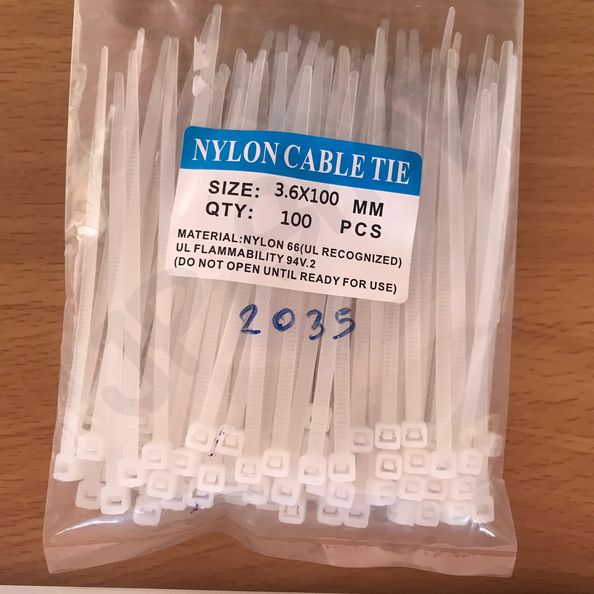 สายรัด CABLE TIE เคเบิ้ลไทร์ 4นิ้ว เหมาะสำหรับนำไปใช้งานต่าง ๆ อาทิเช่น เคเบิ้ลไทร์ใช้รัดสายไฟ, สายแลน (LAN), สายโทรศัพท์, สายสัญญาณ, สายเคเบิ้ลให้เรียบร้อย โกดังในไทย สั่งปุ๊บส่งปั๊บ