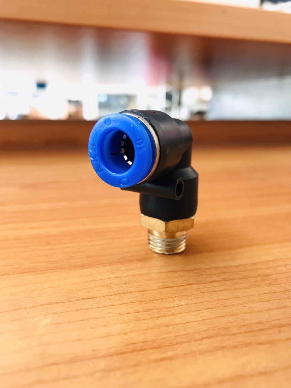 ข้อต่อลมฟิตติ้ง PL 10-02 ฟิตติ้งสายลม 10 มม. เกลียวนอก 2หุน #1002