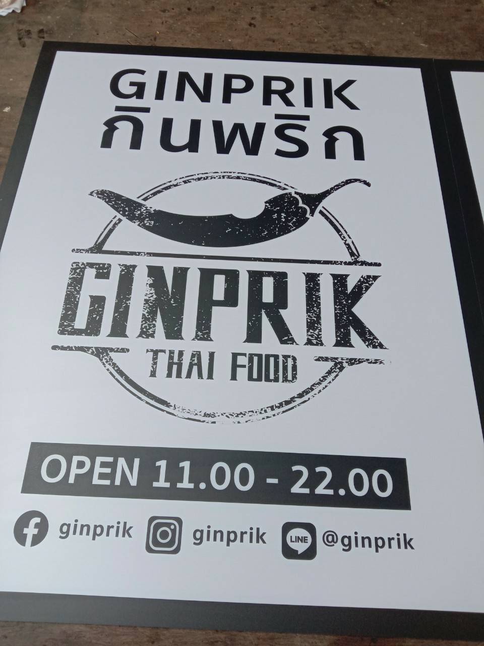 ป้ายอะคริลิคหน้าติดสติ๊กเกอร์ไดคัท