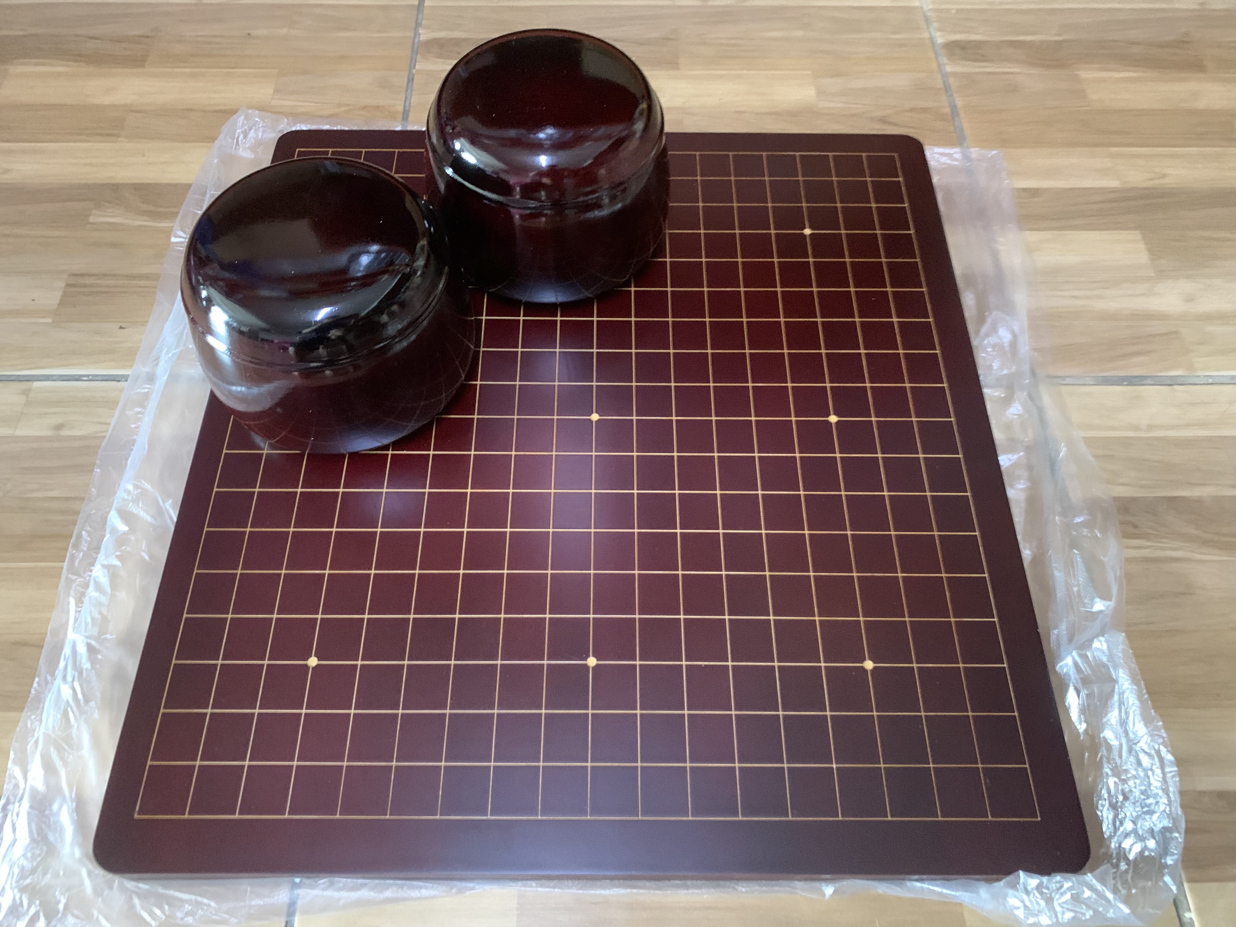 ชุดหมากล้อมไม้(กระดานสีไม้จันทร์แดง/เม็ดนูน2ด้าน/โถไม้)