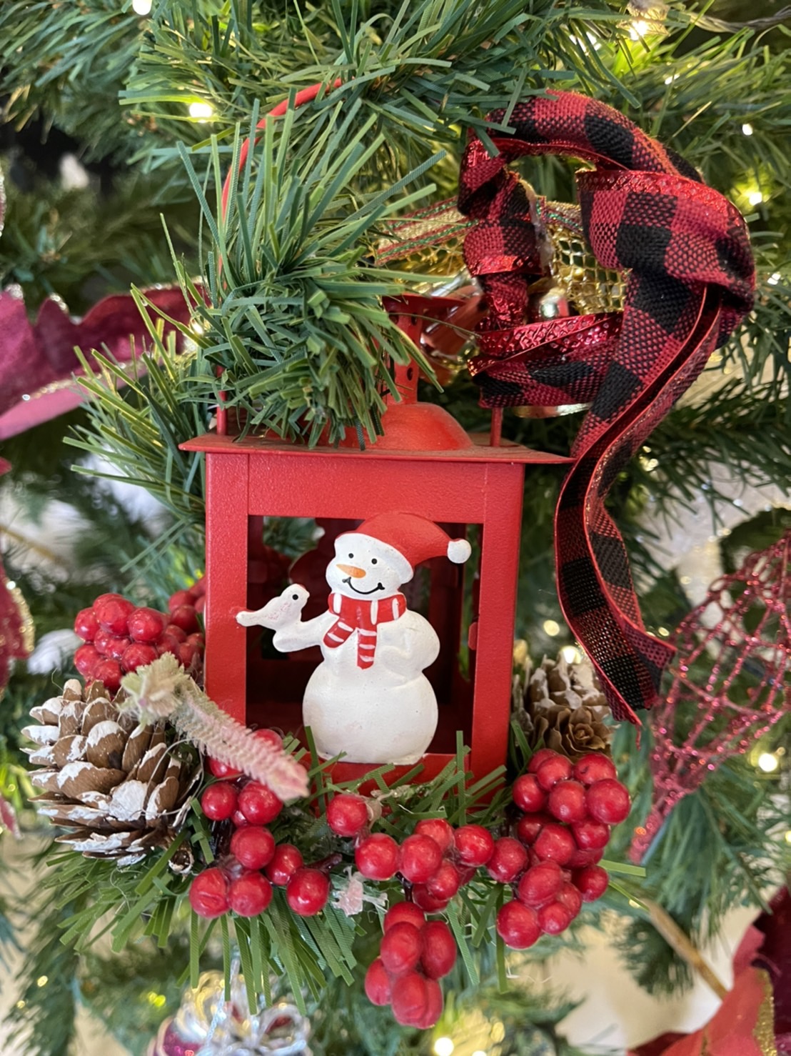 ต้นคริสต์มาสแบบตกแต่งพร้อมของประดับ