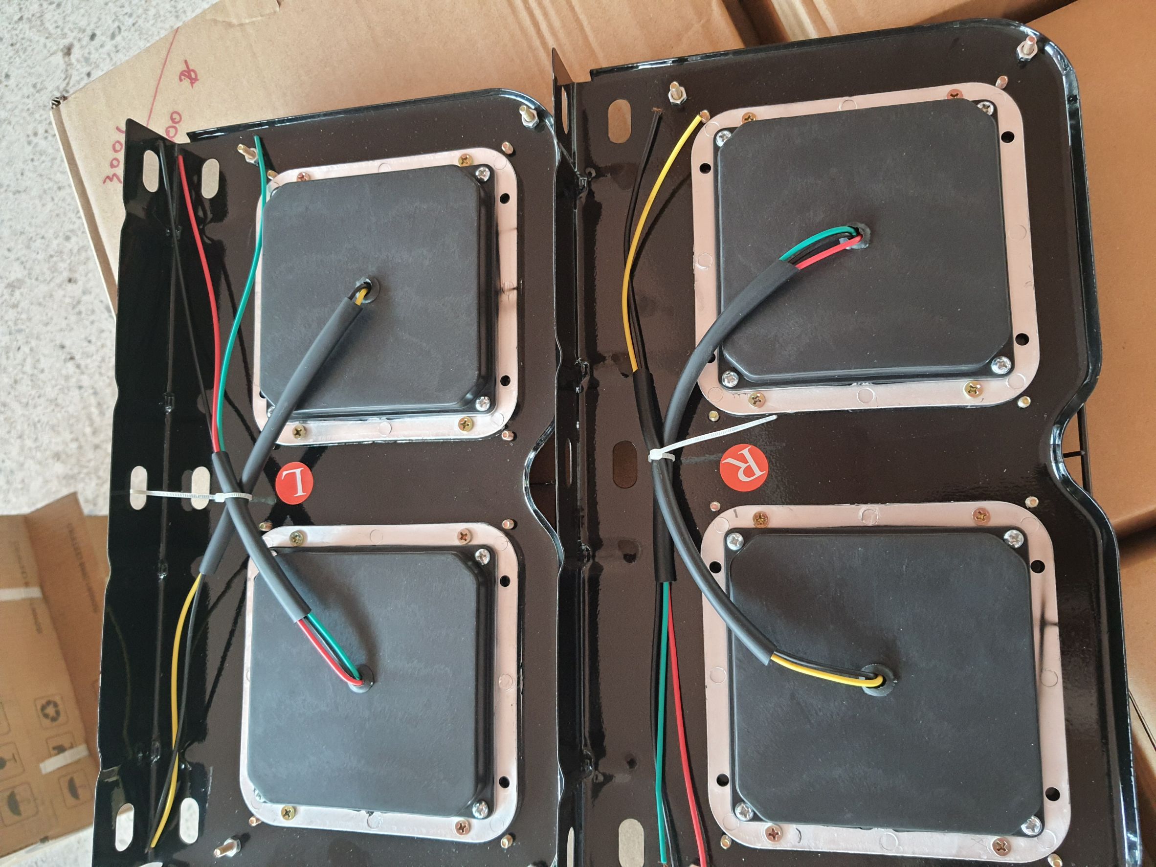 ไฟท้ายรถบรรทุก แบบ LED 24 โวล์ (แป้นเหล็ก)