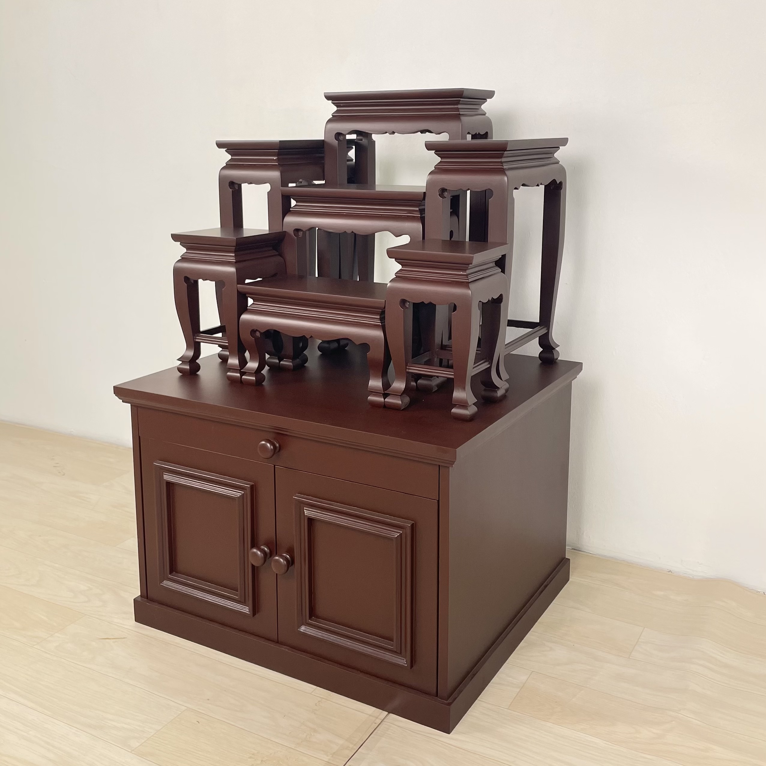 ตู้พระพร้อมโต๊ะหมู่ 7 หน้า 6 ด้านน้ำตาล