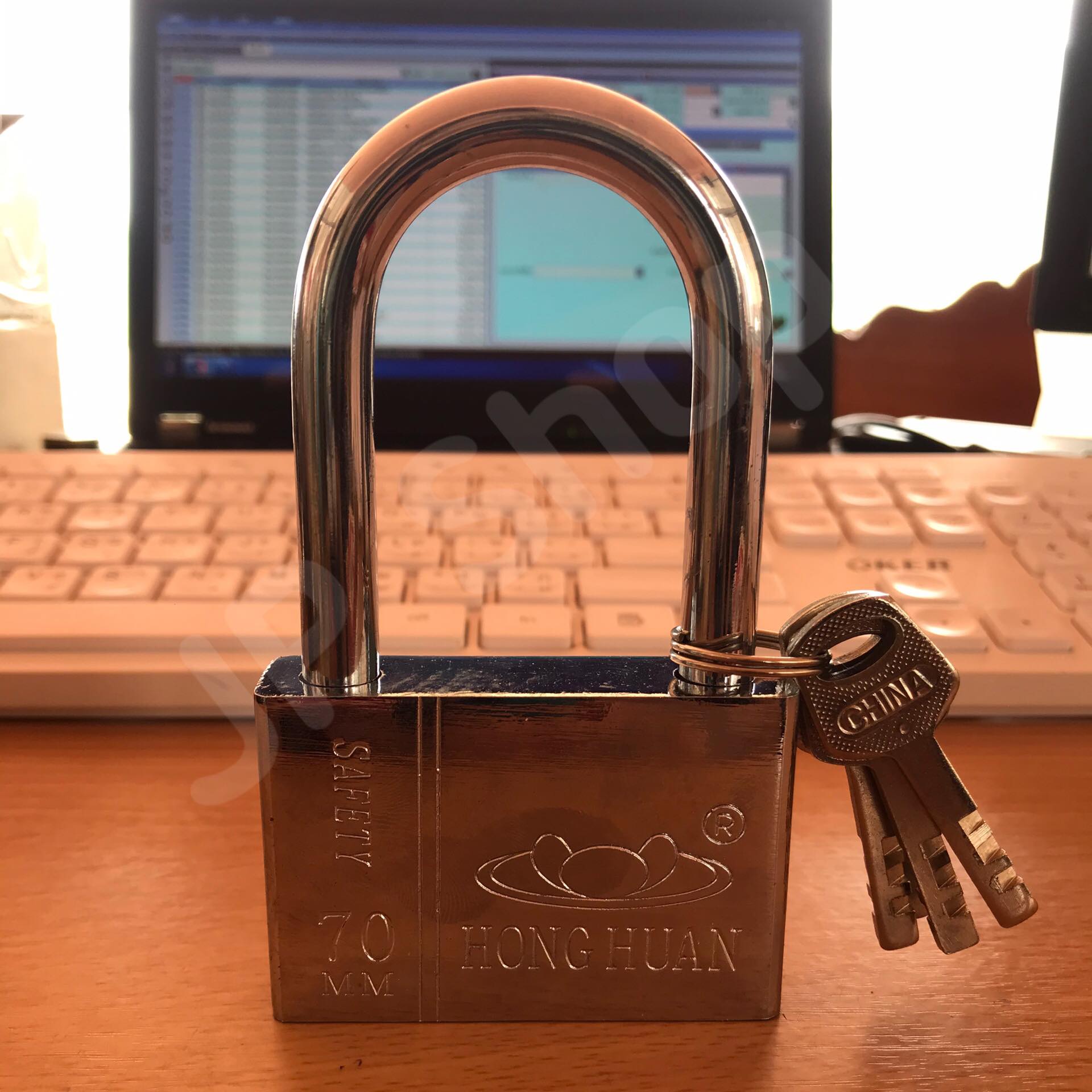 กุญแจล็อคบ้าน ล็อคครัว ล็อคอเนประสงค์ 70 มม. ล็อคแน่นหนา คงทน ราคาถูก สนใจสั่งซื้อได้เลย ห่วงยาว #901