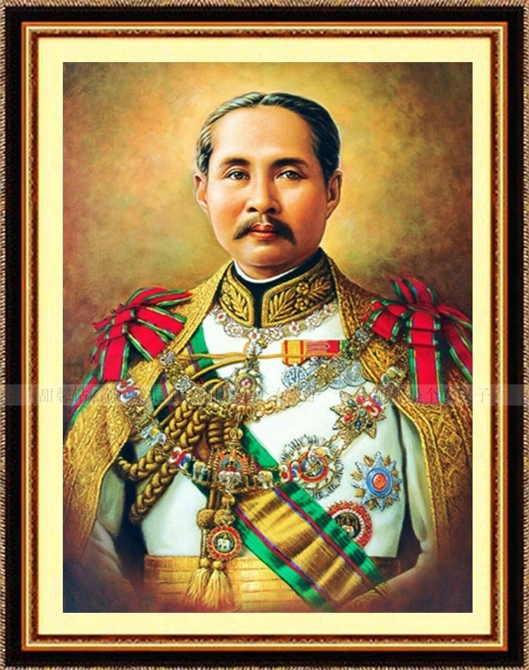 ชุดภาพติดคริสตัลเหลี่ยม ลายในหลวงรัชกาลที่ 5 ( งานติดเต็มภาพ ) ขนาด 50*65 ซม. ผ้าแคนวาสลงผังลายเต็ม คริสตัลเหลี่ยม 51 สี อุปกรณ์ครบชุด