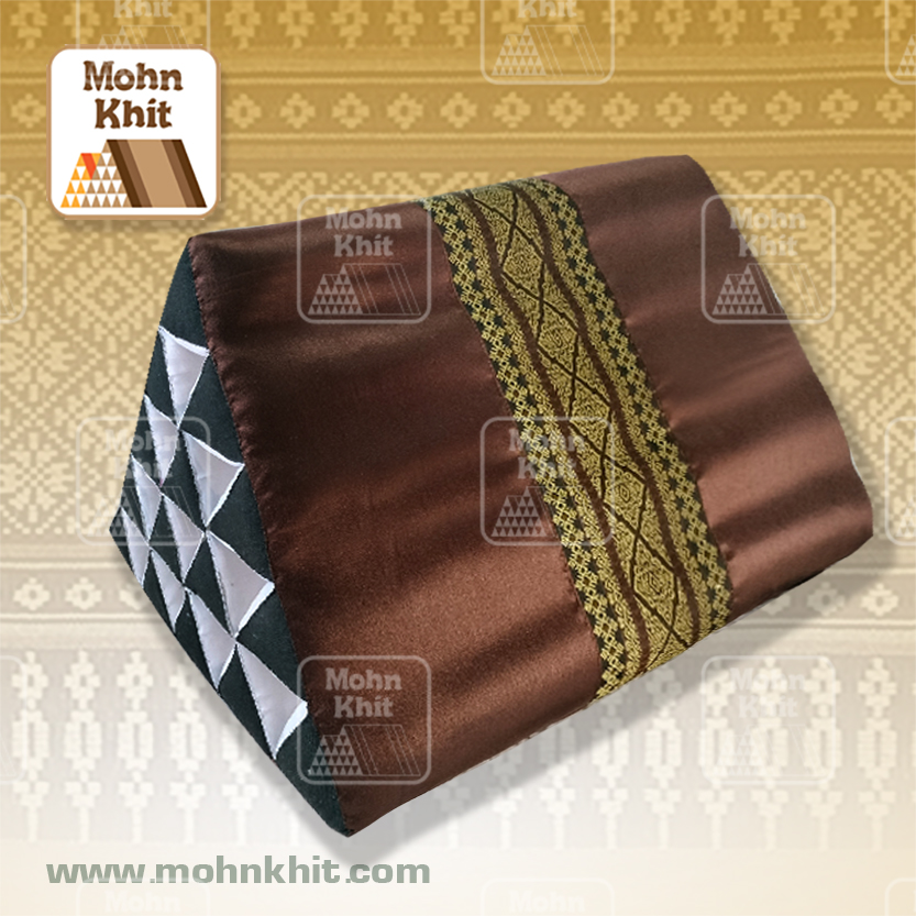หมอนสามเหลี่ยม15ช่องเดี่ยวผ้าไหมไทยตัดต่อ 52cmx36cmx32cm// Thai Tri-angle Cotton kapok 100%Traditional Floor Cushions.