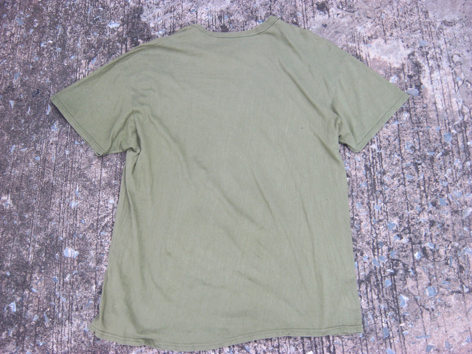 เสื้อยืดสีเขียว