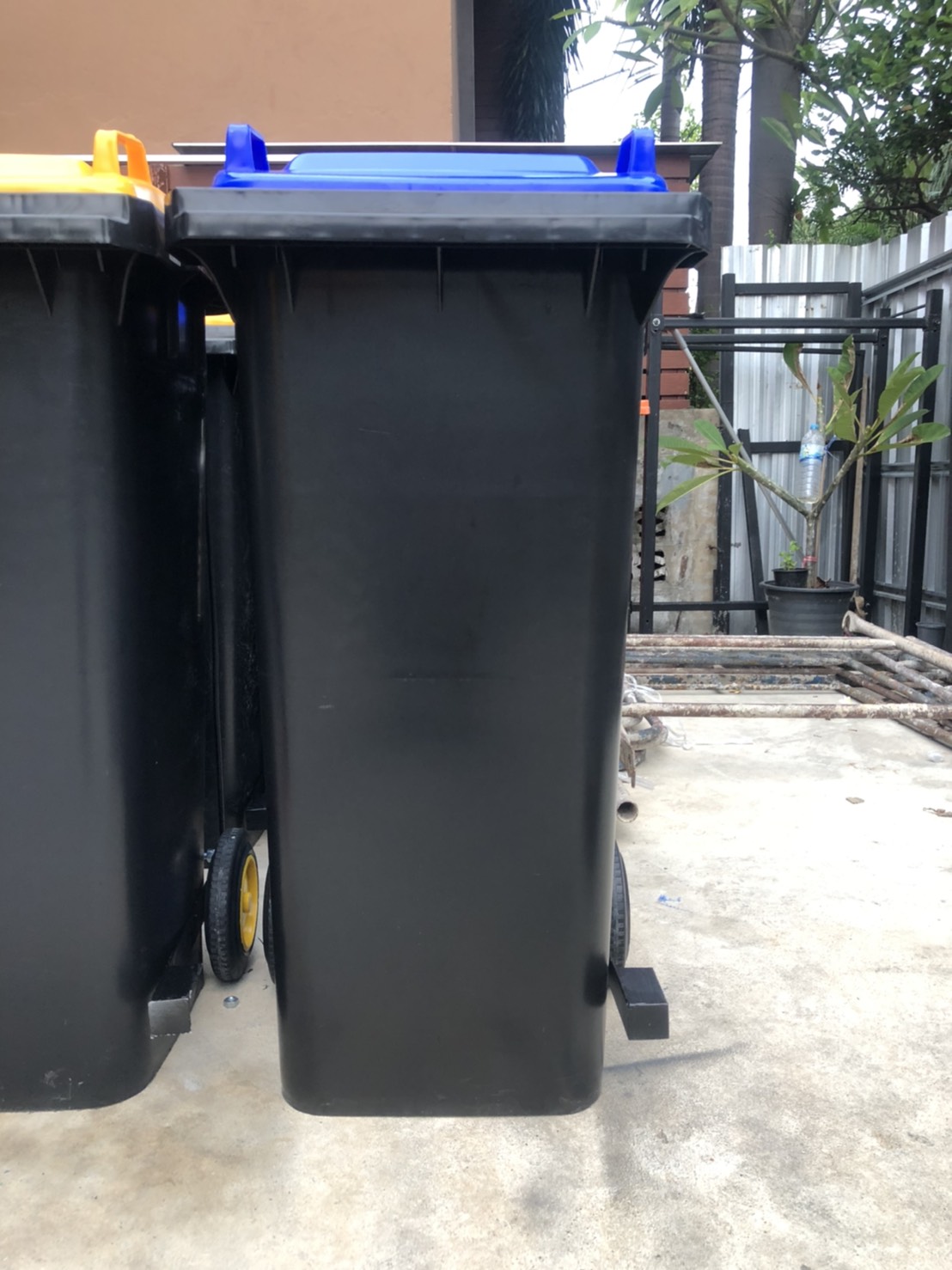 ถังขยะทรงเหลี่ยม เท้าเหยียบ ฝาสี พร้อมล้อเข็น 120 ลิตร