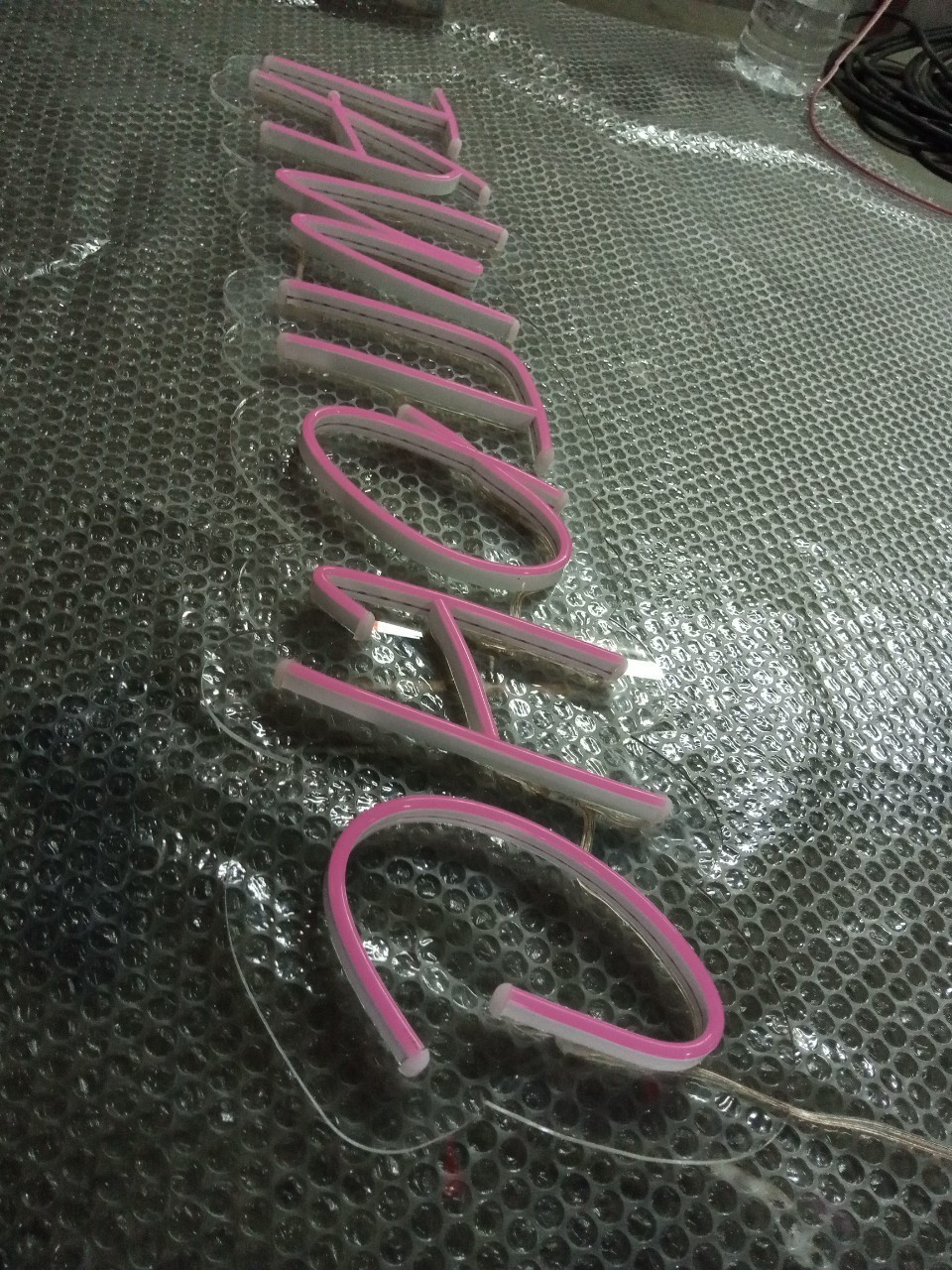 ป้ายไฟนีออน LED อะคริลิคใสรองหลัง