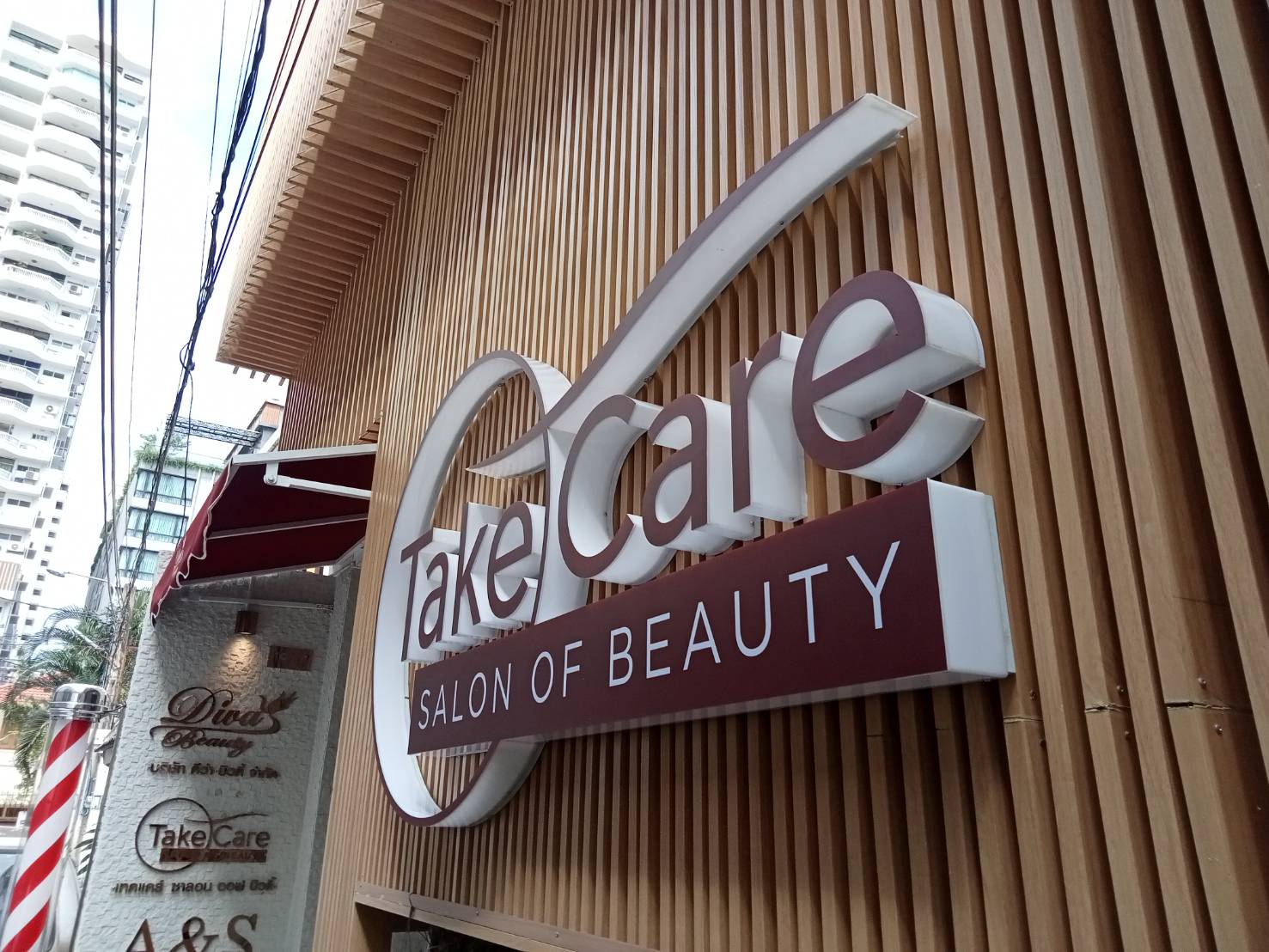 #ป้ายอะคริลิคไฟออกรอบตัวหน้าติดสติ๊กเกอร์รองหลังพาสวู๊ด