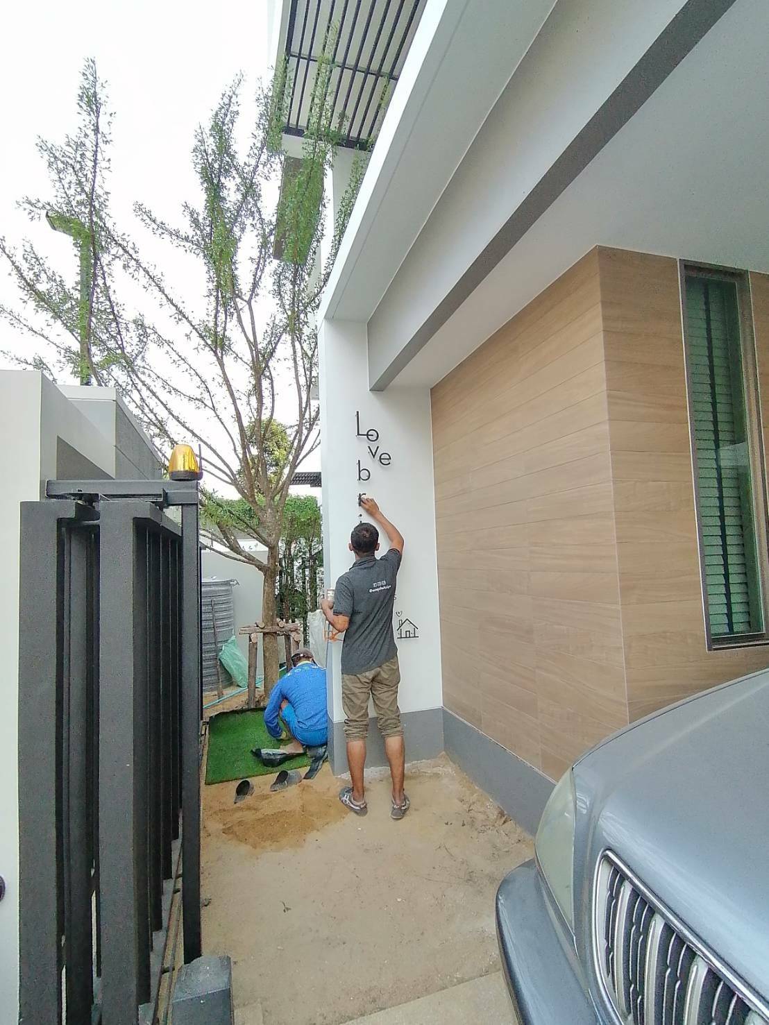 ป้ายอักษรโลหะแบบมีขาลอย