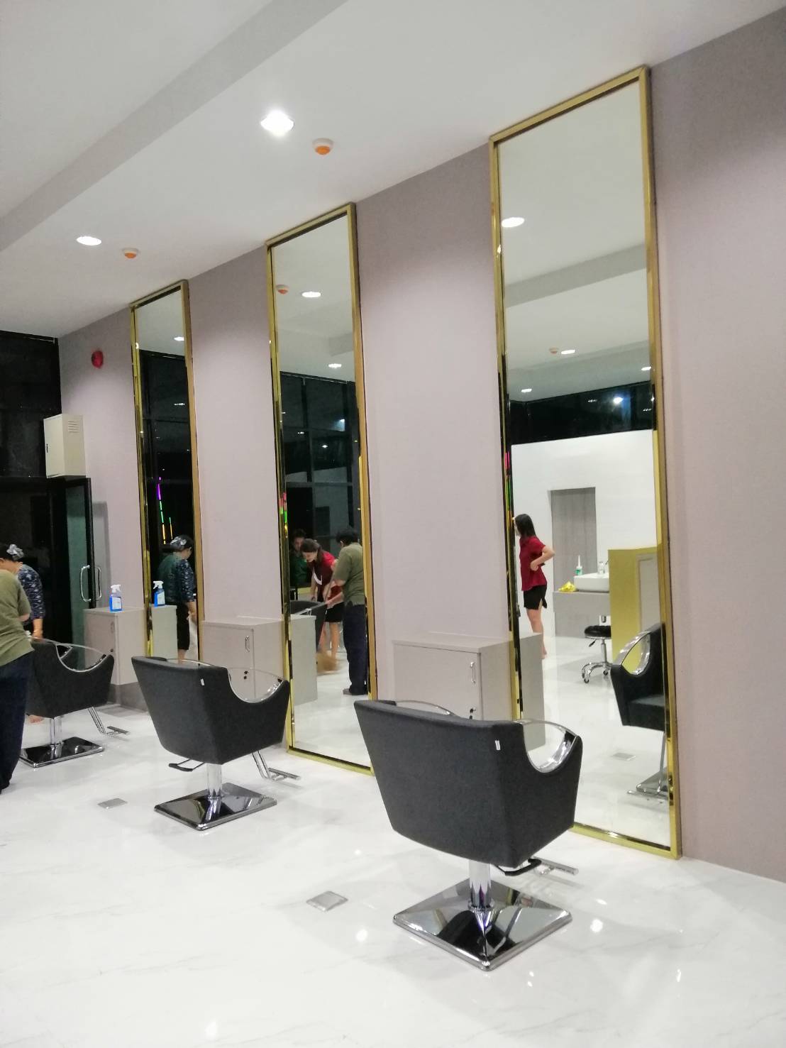 งานกระจกเงา ติดกรอบสแตนเลสสีทอง กระจกร้านเสริมสวย กระจกร้านตัดผม