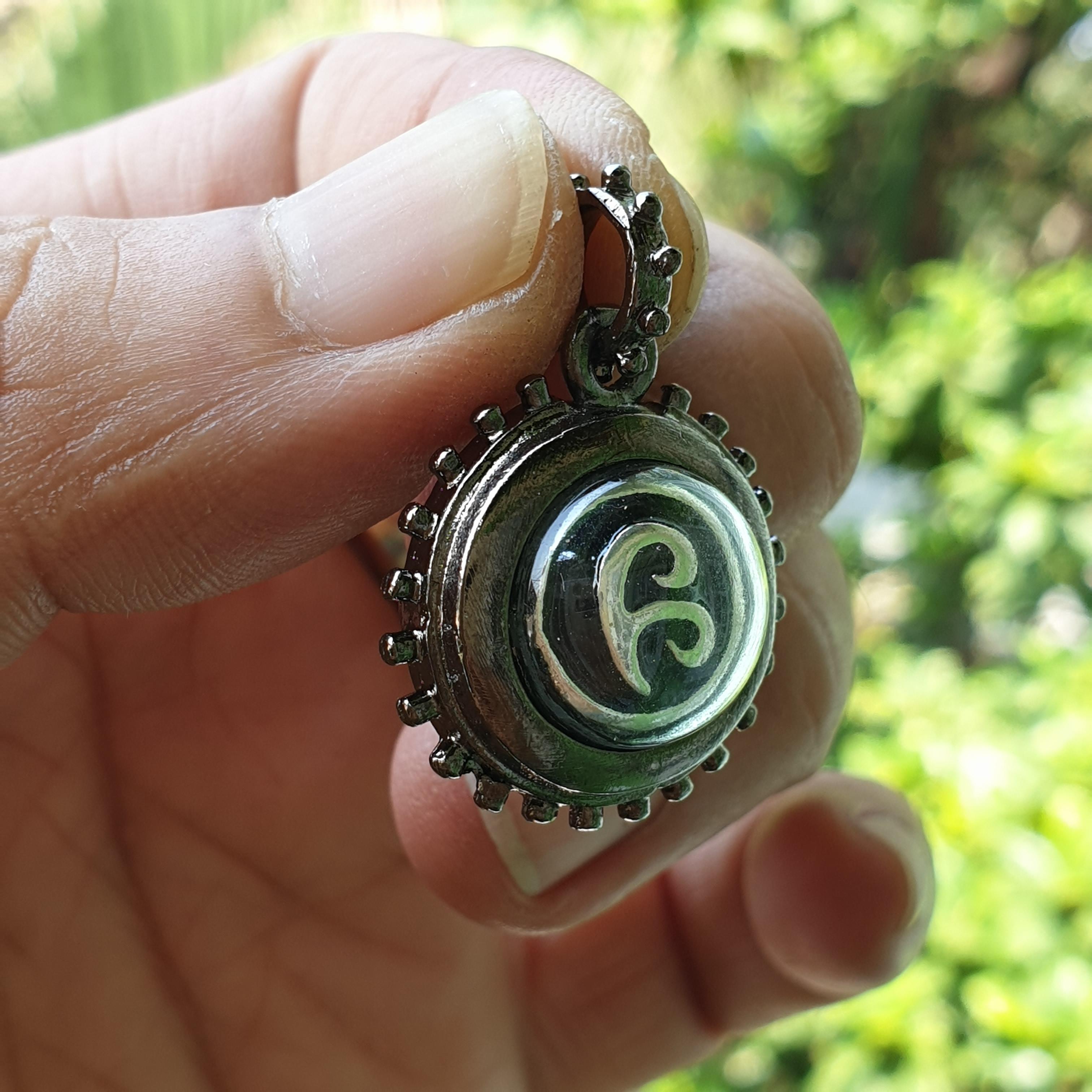 จี้ นะโม สีดำ ทอง เงิน นาค กรอบกันน้ำใส่อาบน้ำได้เลยไม่ลอกไม่ดำ พุทธคุณครอบจักรวาล เมตตามหานิยม มีโชคลาภ 1ชิ้น