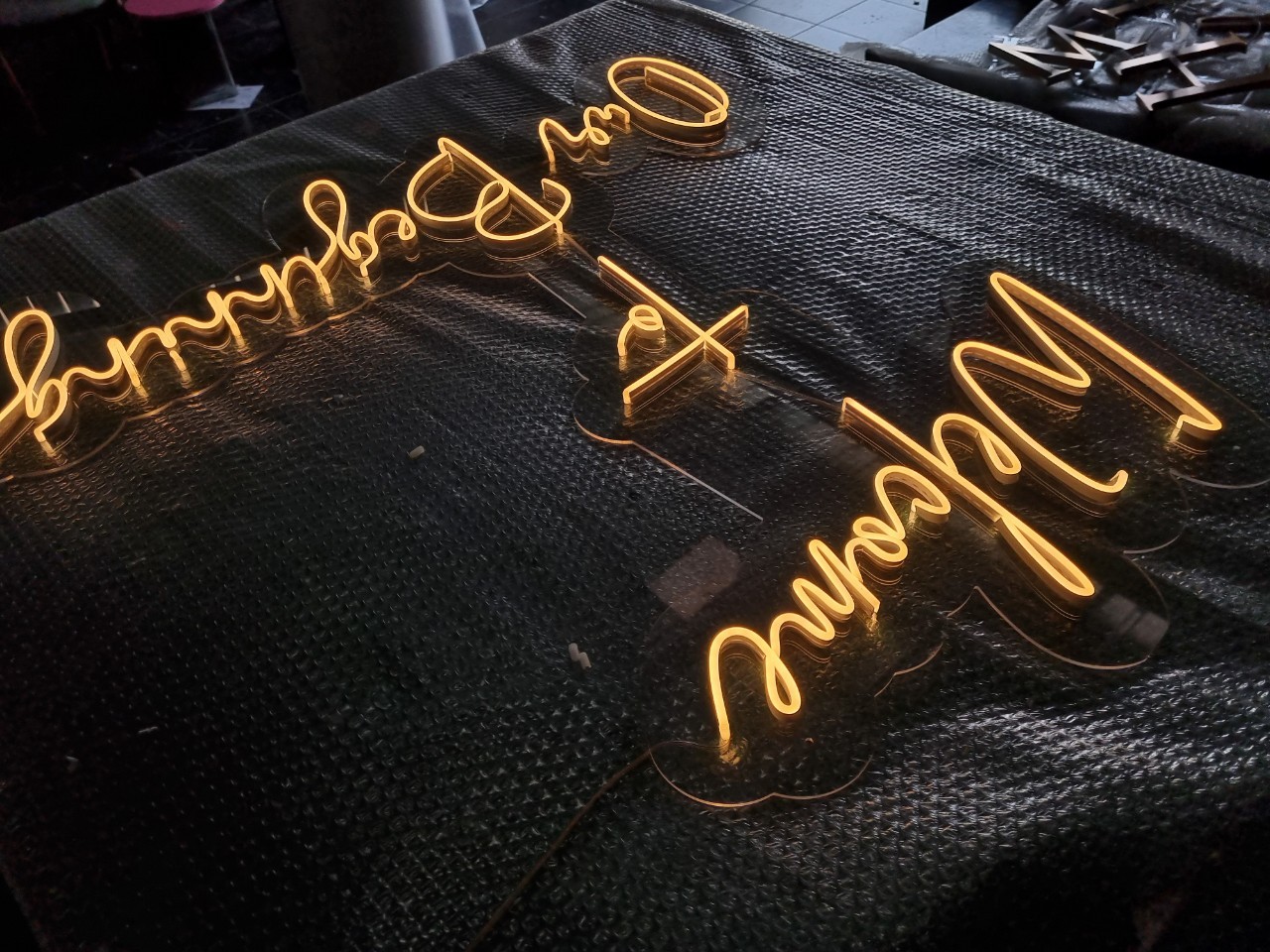 '' ป้ายไฟดัดนีออนเฟล็กซ์ '' ขนาด 99x99 cm