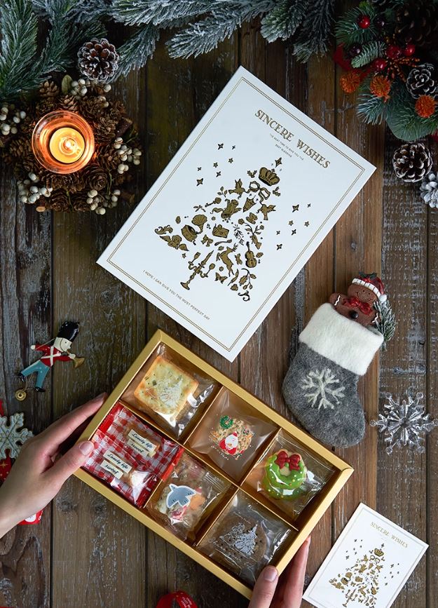 กล่องใส่ขนม 6 ช่อง ลายคริสมาสต์ โทนสีขาวทอง สไตล์หรูหราลัคชูรี่ White Christmas (แพค 5ใบ)