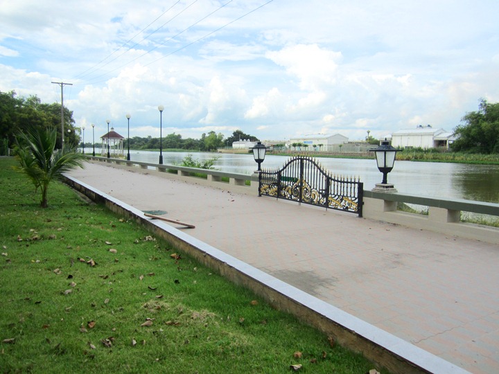 ขายที่ดิน 19-3-54 ไร่ ริมแม่น้ำนครชัยศรี (ท่าจีน) บางเลน นครปฐม พร้อมบ้านใหญ่ 1 หลัง และบ้านเล็ก 3 หลัง สไตล์รีสอร์ท