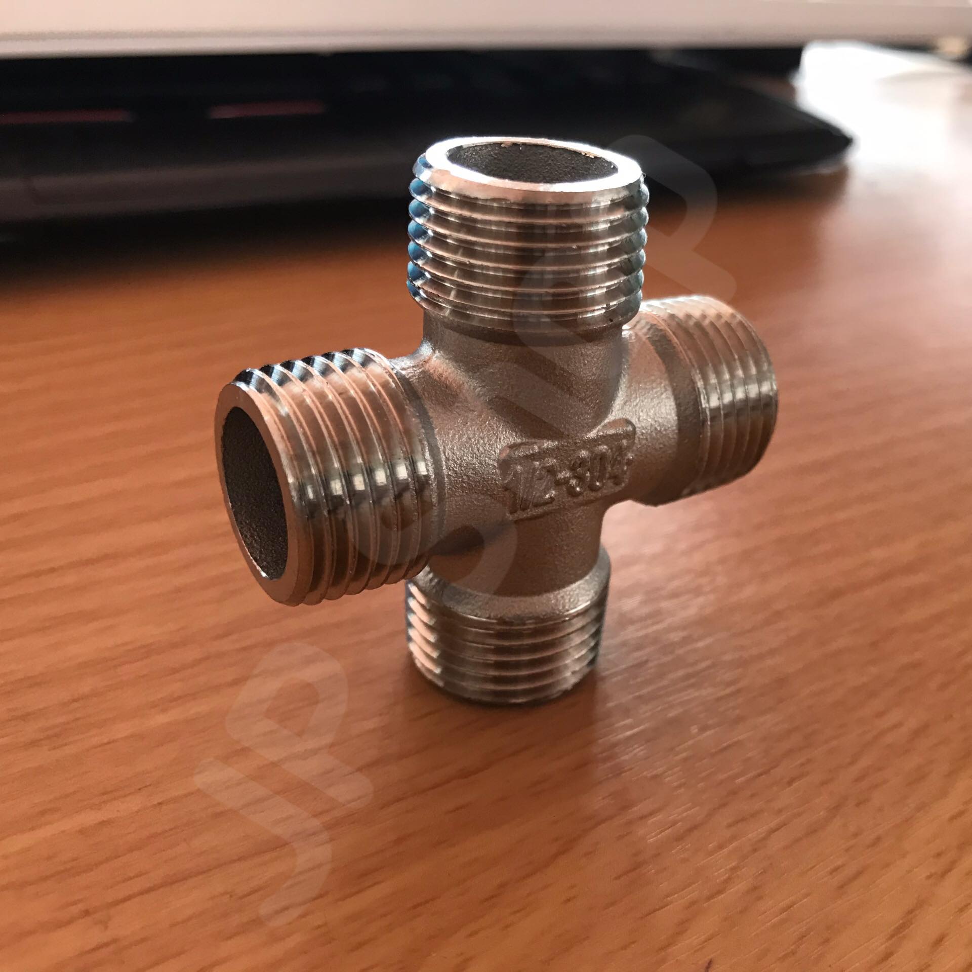 สี่ทางสแตนเลสเกลียวนอก NPT 4 หุน (12 มม.) ราคาต่อ1 ชิ้น #6095