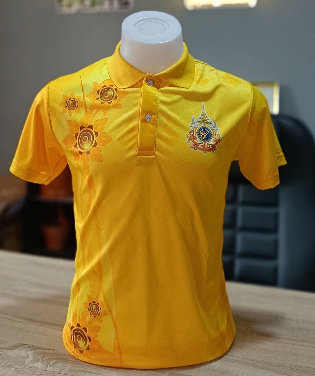 เสื้อโปโล พิมพ์ลายทั่งตัว สีเหลือง ตราสัญลักษณ์ ผ้าไมโครรังผึ้ง รุ่น 02
