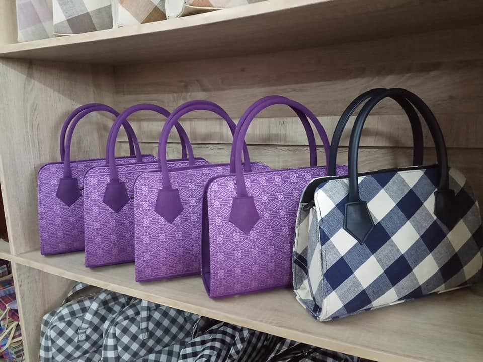 กระเป๋าผ้าขิด กระเป๋าผ้าขาวม้า กระเป๋าถือ กระเป๋าหิ้ว 11x32x32 Cm