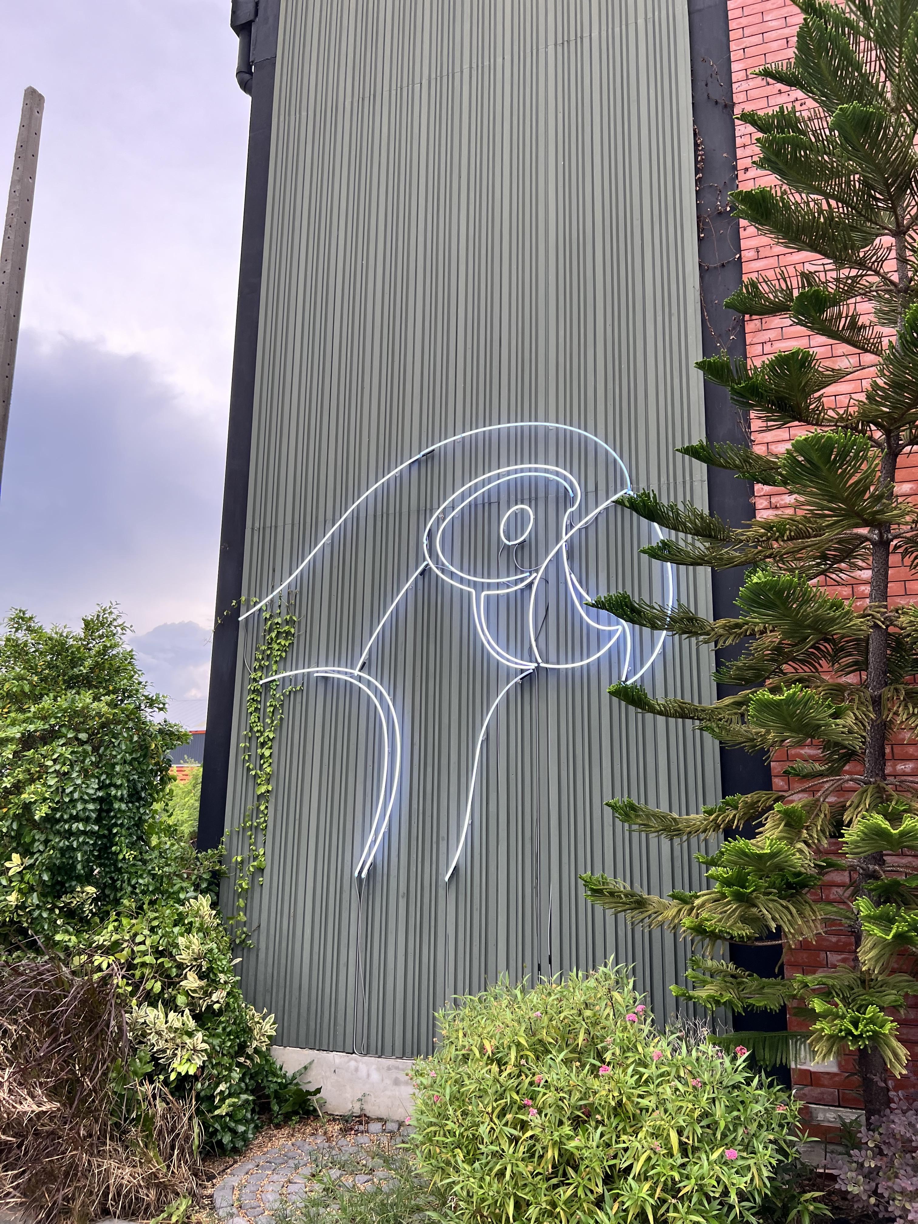 ป้ายไฟนีออนดัดหลอดแก้ว นกอเมซอล แสงสีขาว