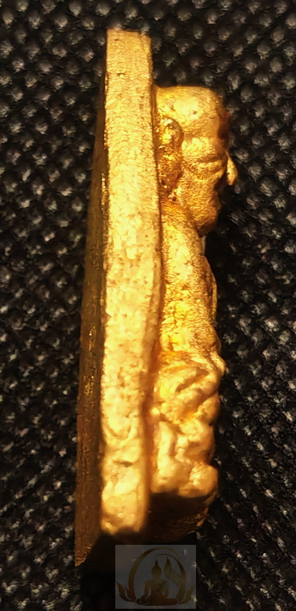 พระหลวงปู่หวด พิมพ์หลังเตารีด วัดในหาน (รุ่นแรก) จ.ภูเก็ต ปี 2536 เนื้อเปียกทอง