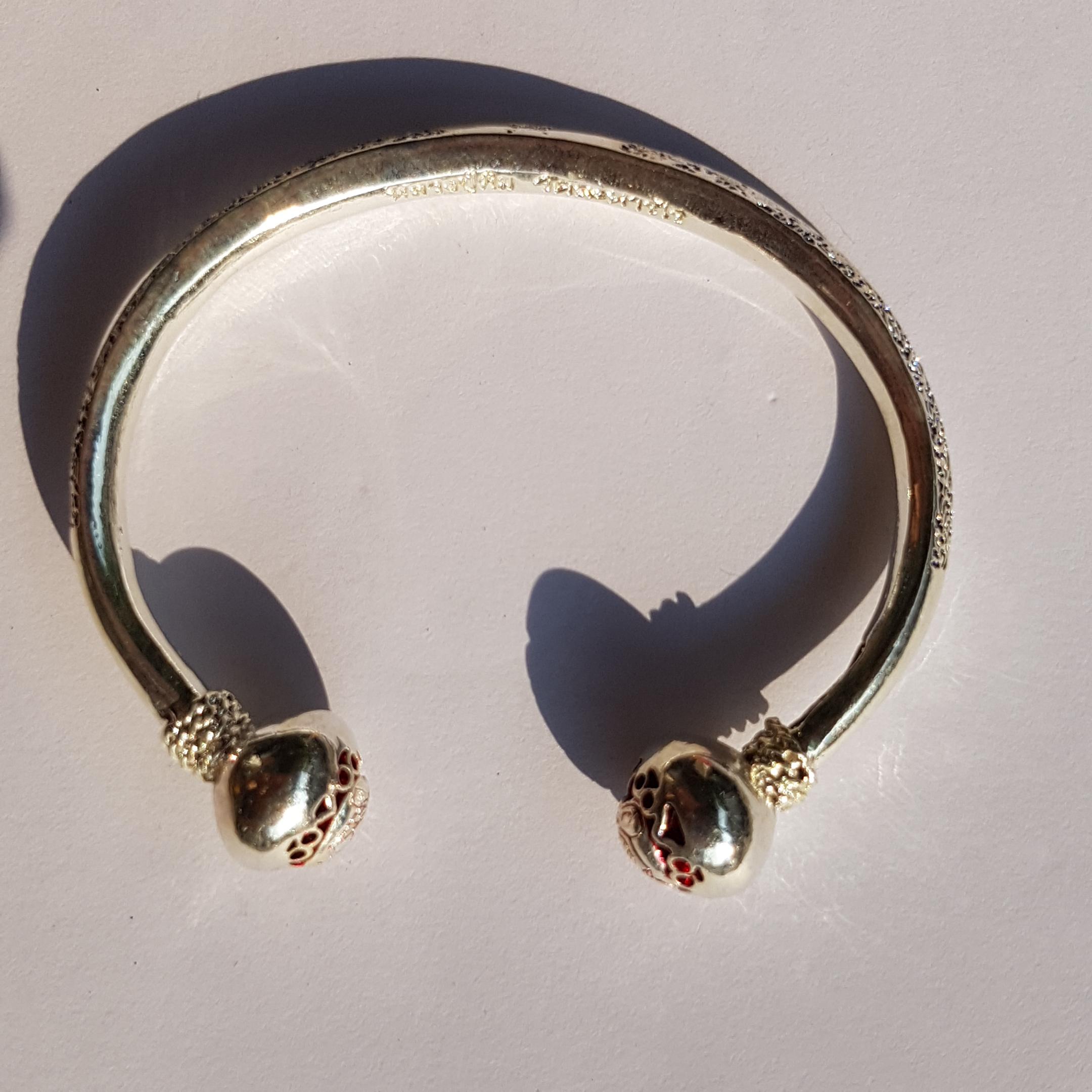 กำไลหลวงปู่ทิม เนื้อสำริดเงิน แจกกรรมการ รุ่นสร้างอุโบสถ หลวงปู่ทิม วัดละหารไร่ จ.ระยอง ลงยา +แถมยันต์ฟรีคละๆลายกันไปจ้า สำเนา