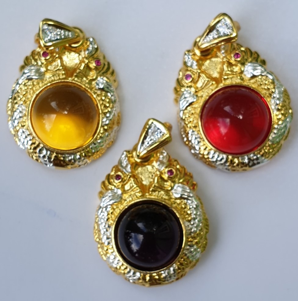 จี้ เพชรพญานาค มี6สี ม่วง เหลือง แดง ขนาดลูกแก้ว1.5cm. หุ้มทองแท้หนา 5 ไมครอน ไม่ลอก ไม่ดำ สามารถใส่อาบน้ำได้ ช่วยโชคลาภ