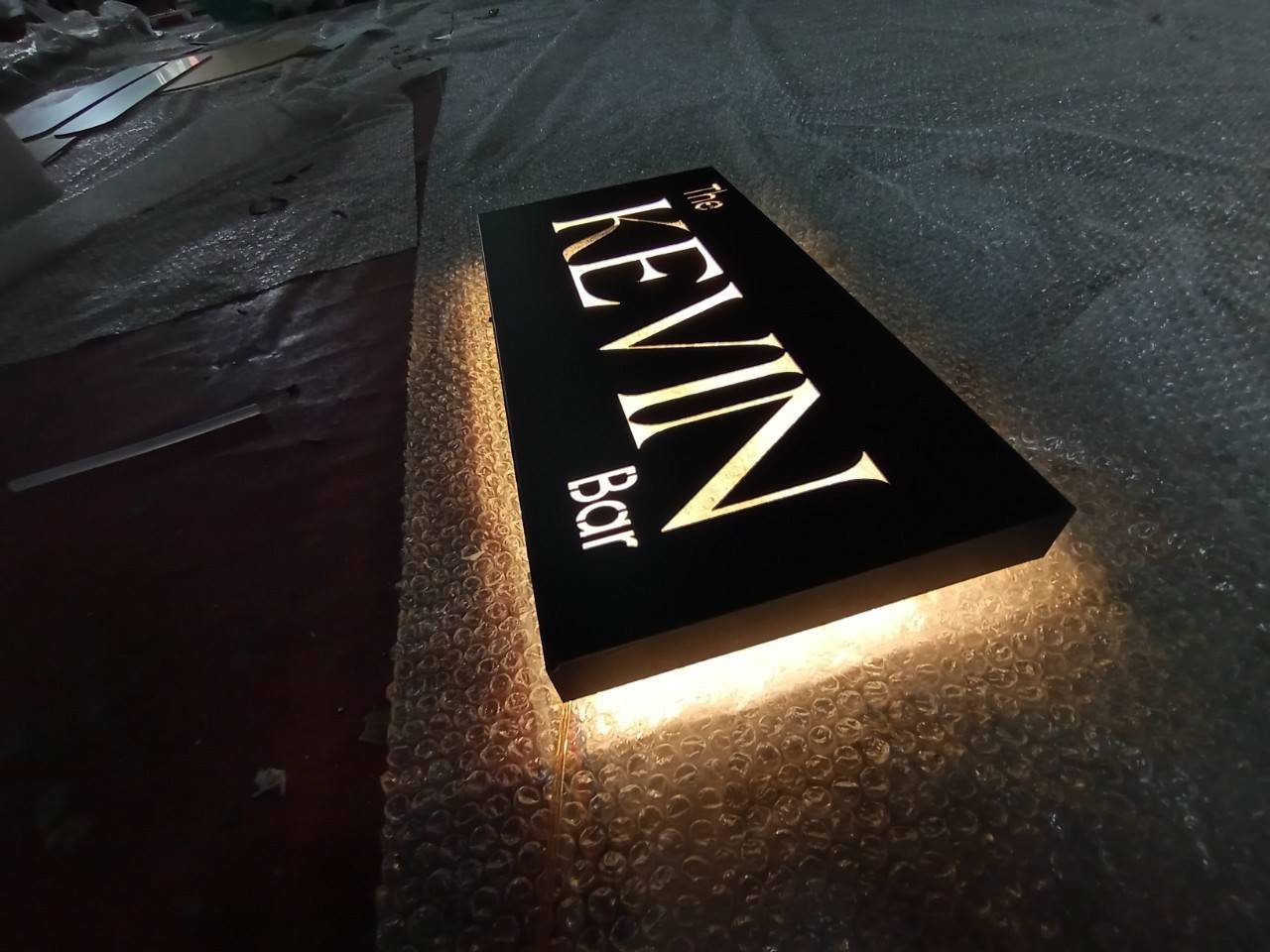 งานป้ายไฟออกหลัง - The KEVIN Bar