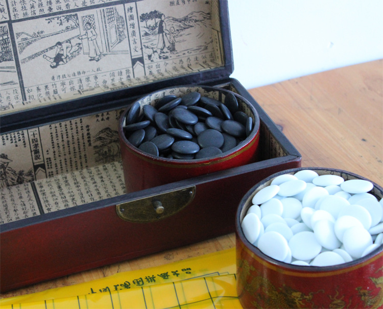 เม็ดหมากล้อมกล่องลายจีน