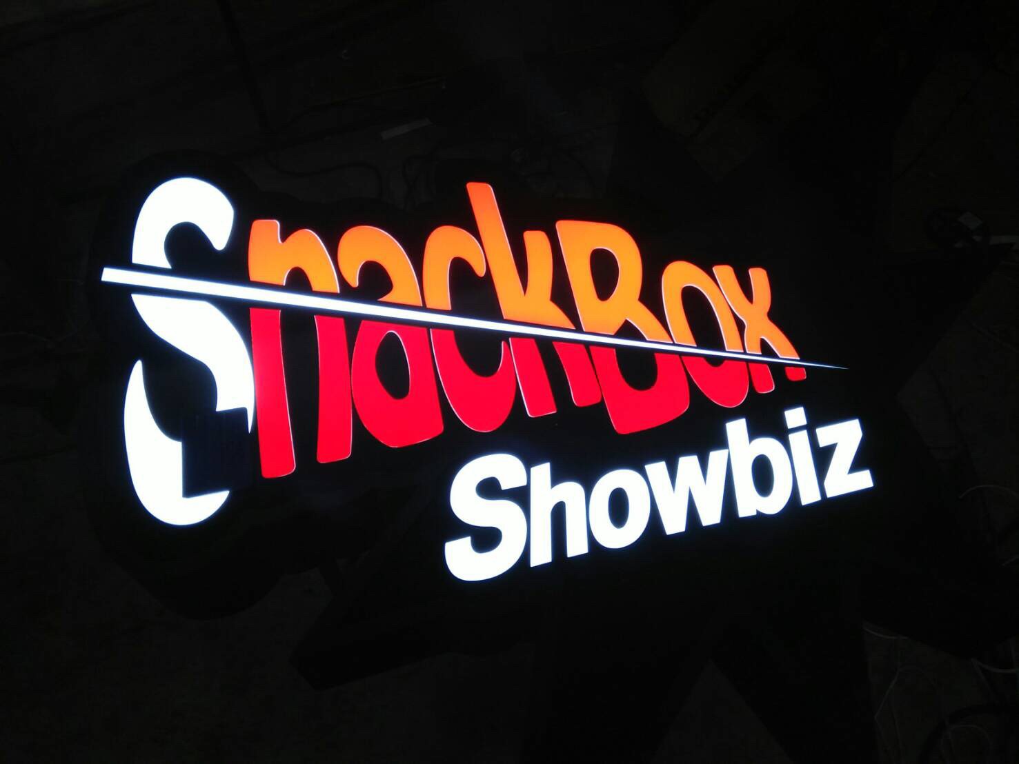 ป้ายไฟออกหน้า SnackBox Showbiz