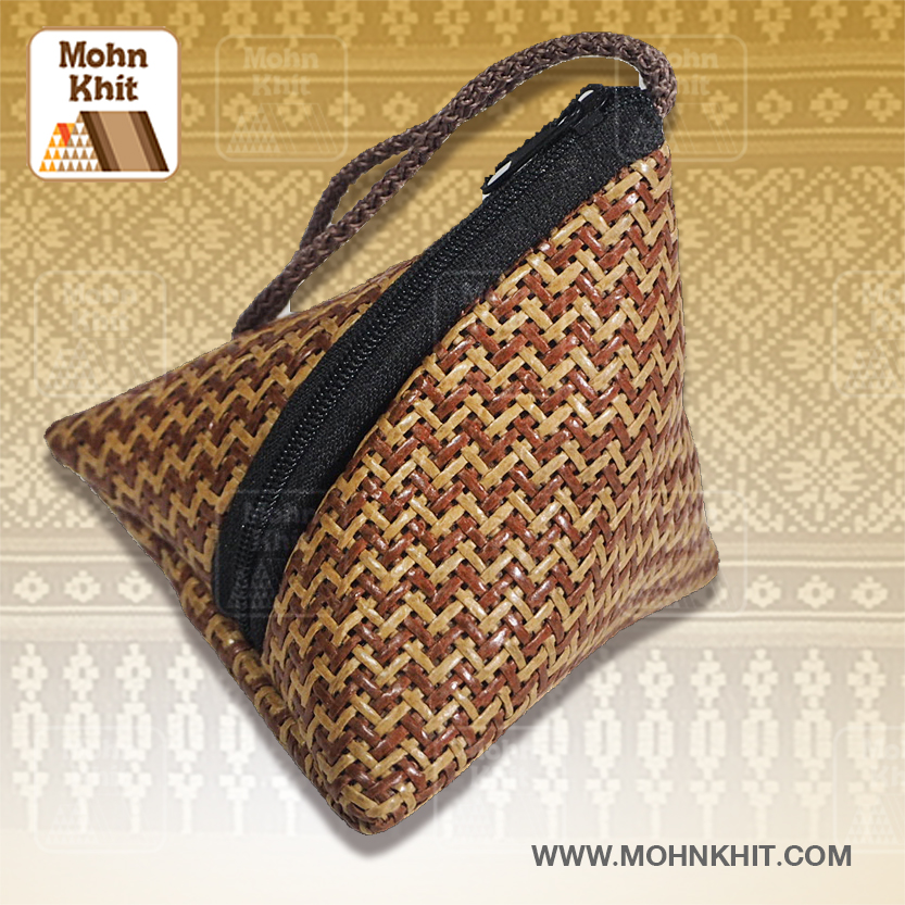 กระเป๋าเหรียญหวาย สานทรงสามเหลี่ยม // Rattan coin purse, woven in a triangular shape 10x15x7cm
