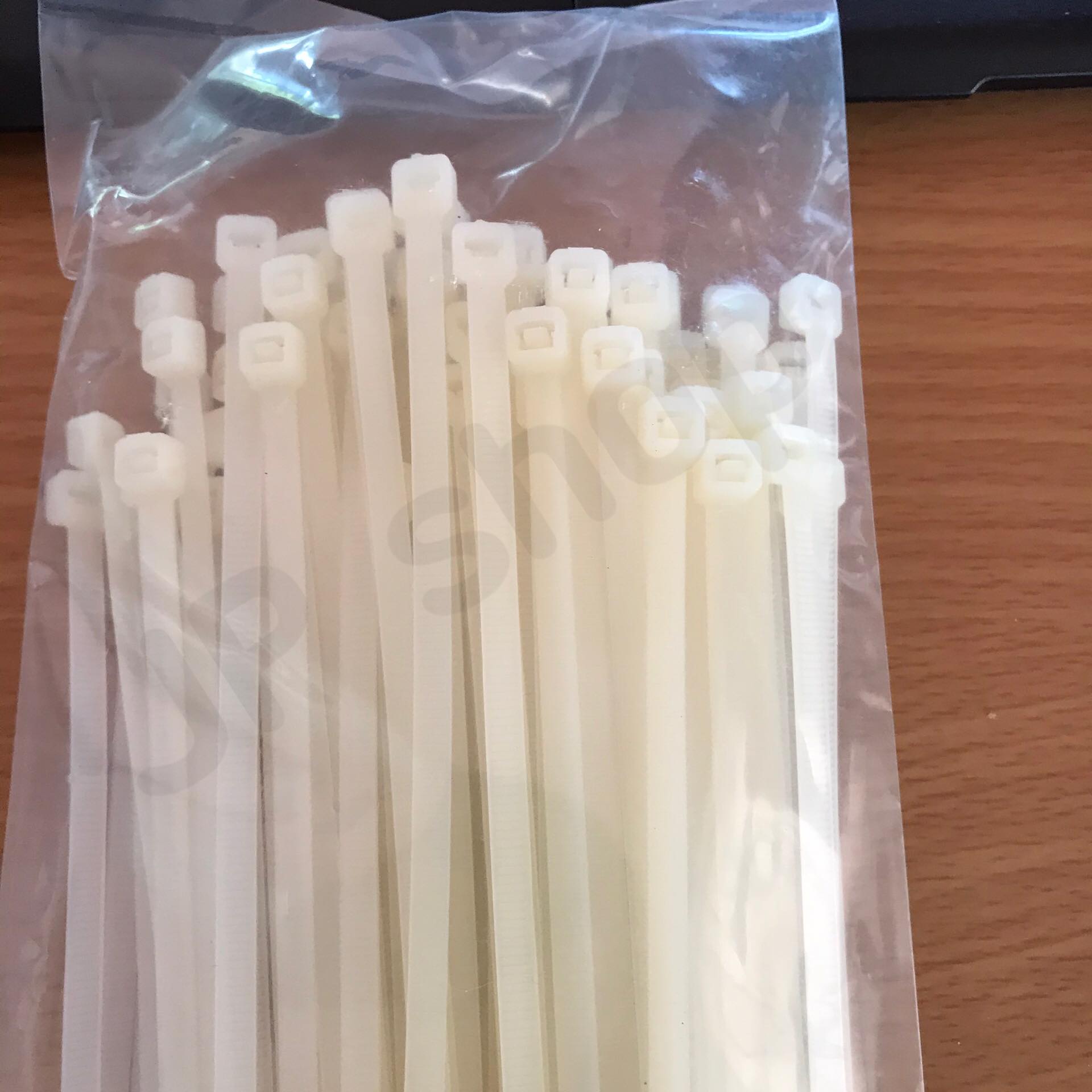 สายรัด CABLE TIE เคเบิ้ลไทร์ 12นิ้ว เหมาะสำหรับนำไปใช้งานต่าง ๆ อาทิเช่น เคเบิ้ลไทร์ใช้รัดสายไฟ, สายแลน (LAN), สายโทรศัพท์, สายสัญญาณ, สายเคเบิ้ลให้เรียบร้อย โกดังในไทย สั่งปุ๊บส่งปั๊บ