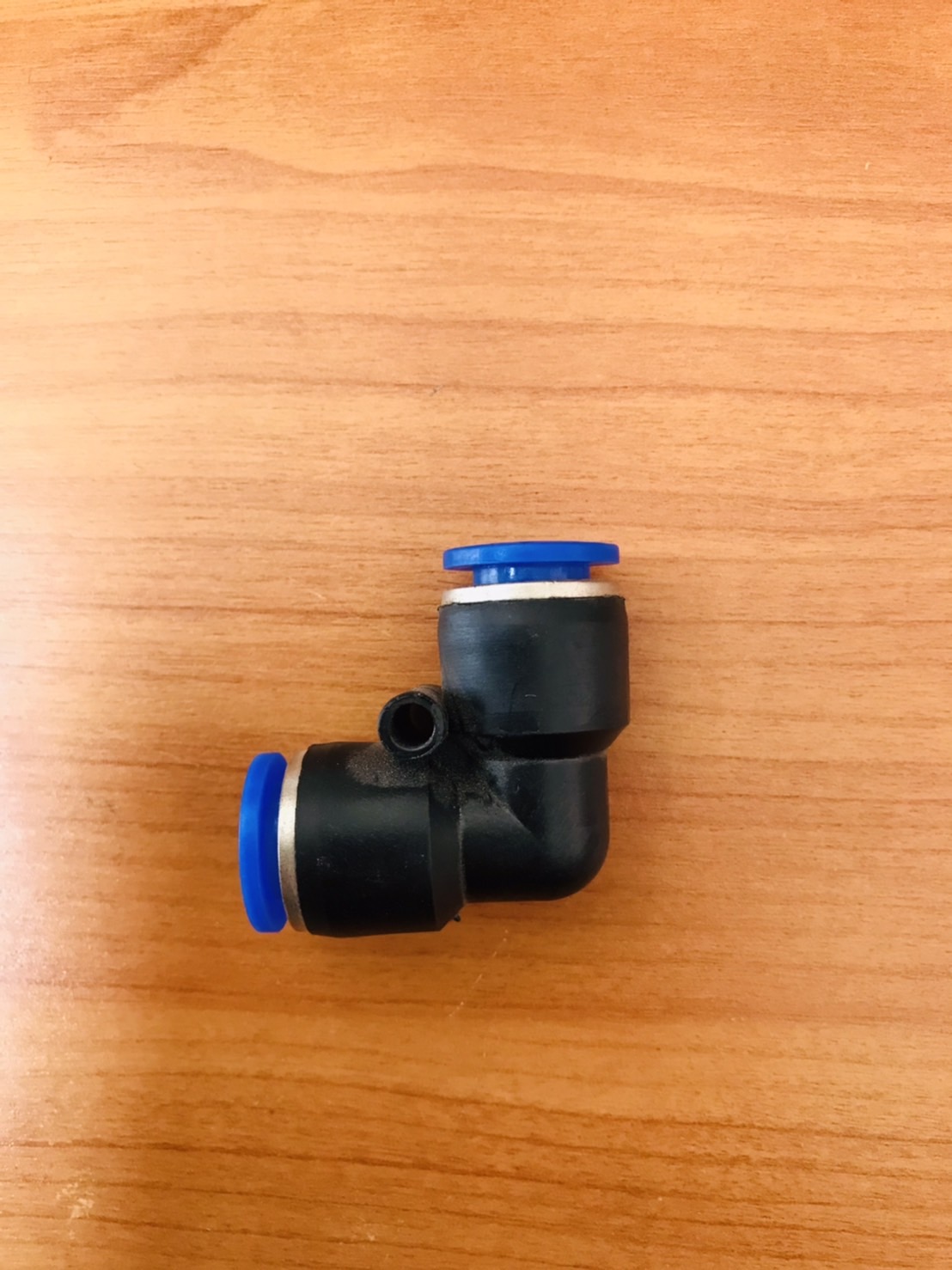 ข้อต่อลมฟิตติ้ง PV-10 ข้องอ 90 องศา สำหรับสายลม 10 มม. #05003