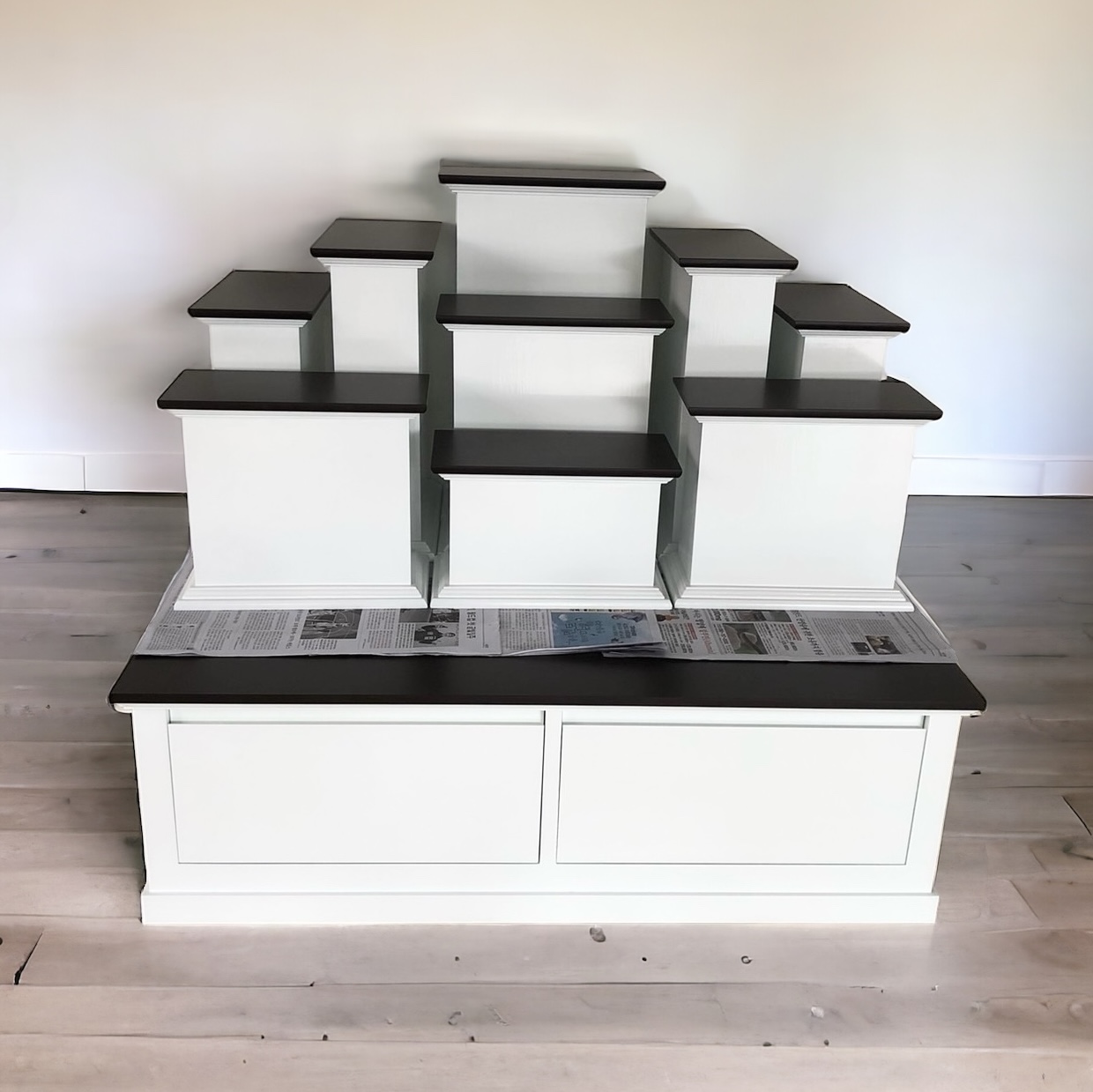 ตู้พระแบบเตี้ย 9x8 โมเดิร์น พร้อมแท่นโมเดิร์น หมู่ 9 หน้า 8 สีขาวท็อปน้ำตาล