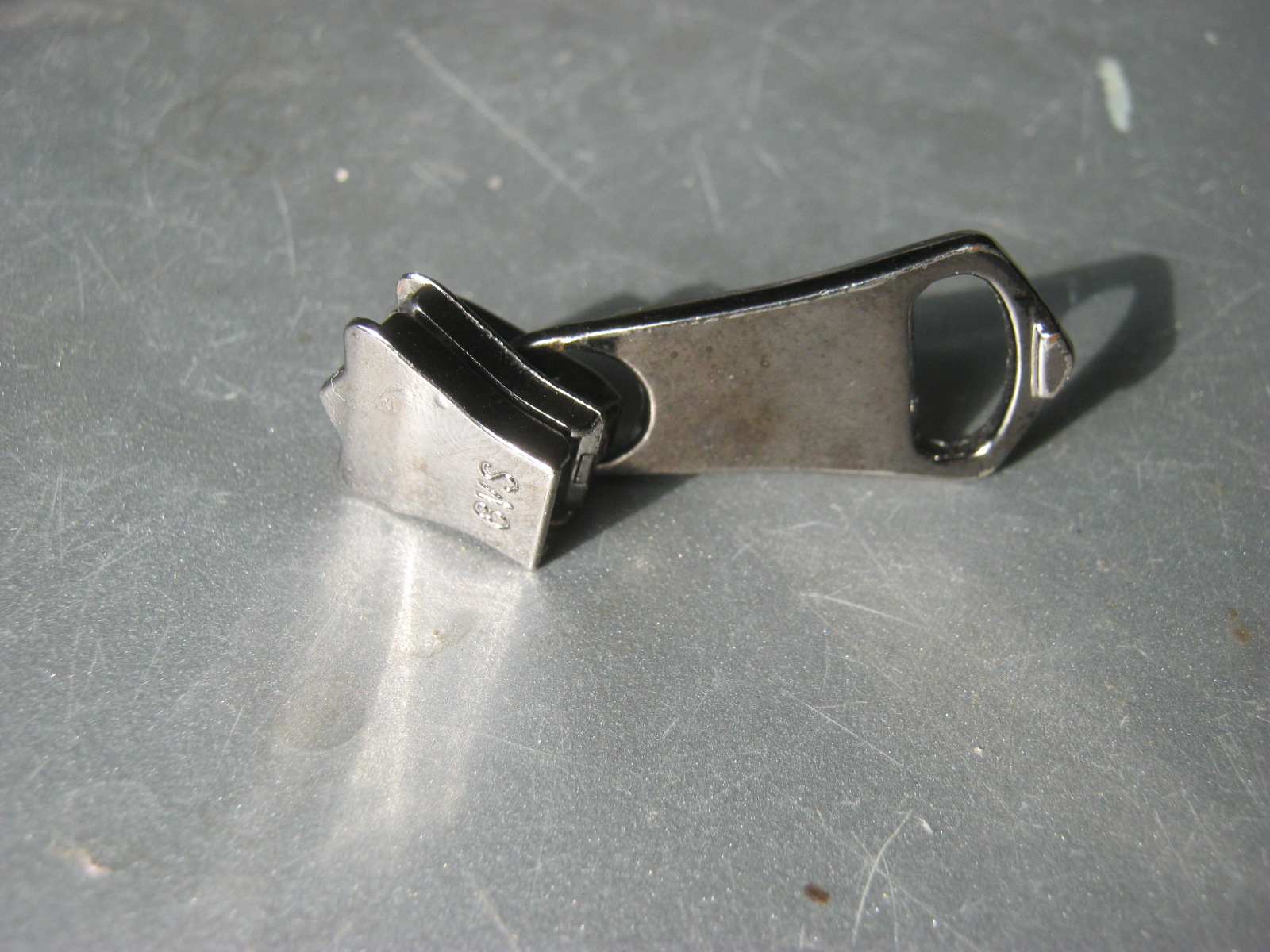 หัวซิปโลหะ รางซิปไนลอนแบบกระดูกงู