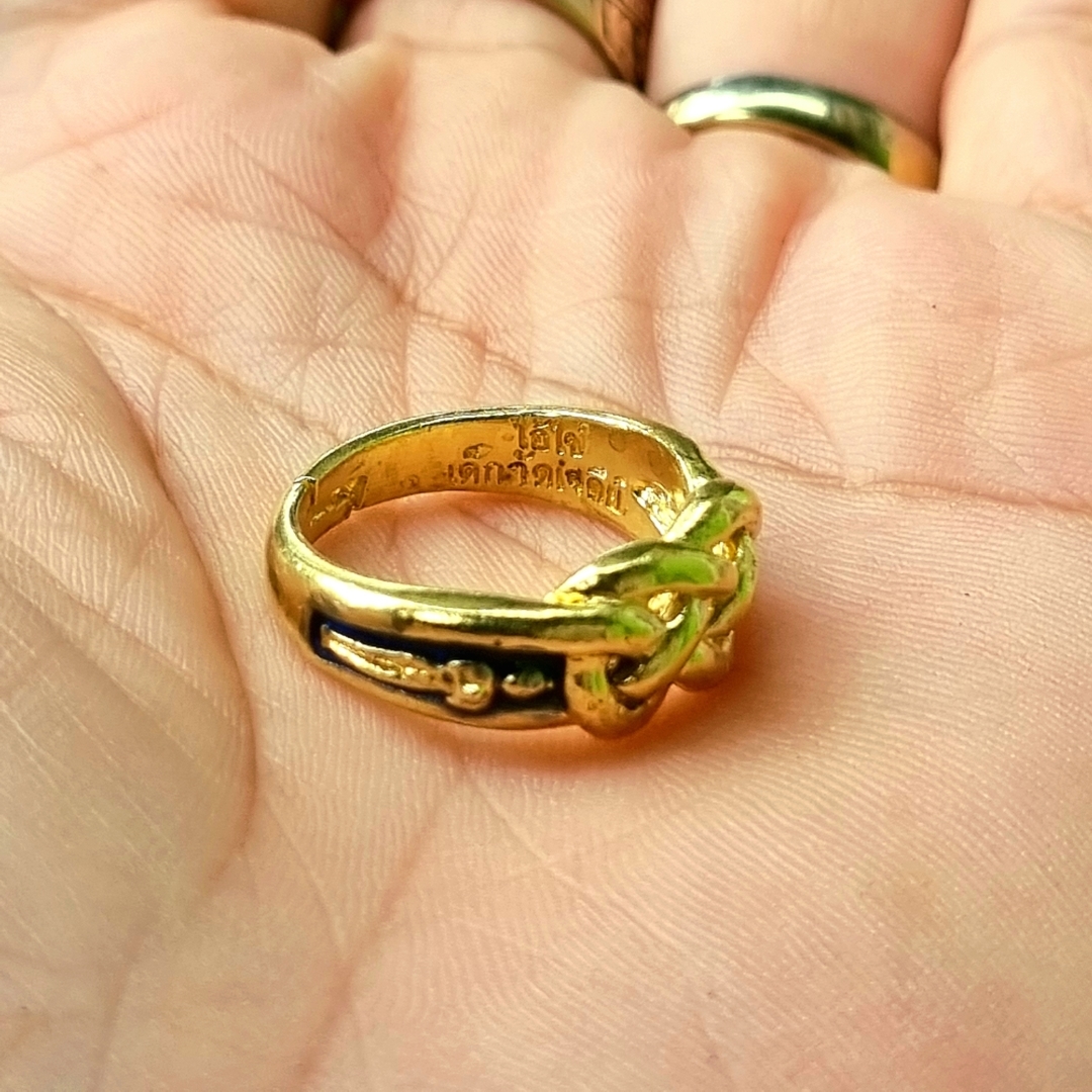 แหวน พิรอด ไอ้ไข่ เด็กวัดเจดีย์ มี4สีให้เลือก แดง เขียว น้ำเงินและทองล้วน วัสดุทองเหลือง ปรับขนาดได้ 8-11(57-65) สำเนา