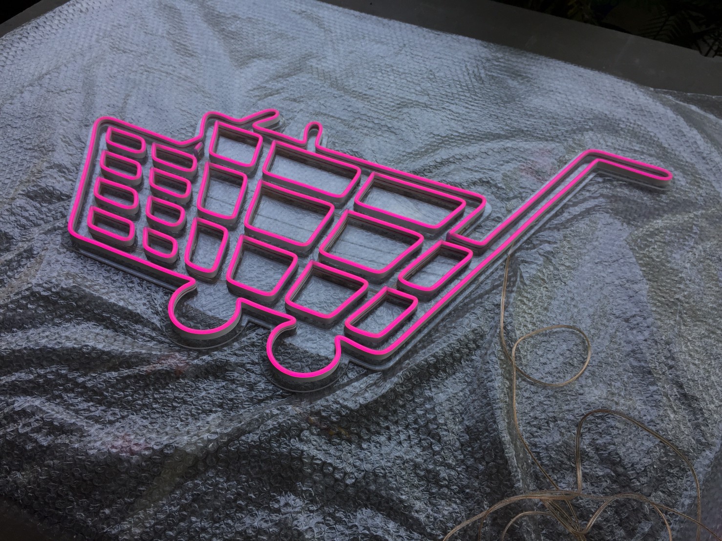 ไฟนีออน เฟค