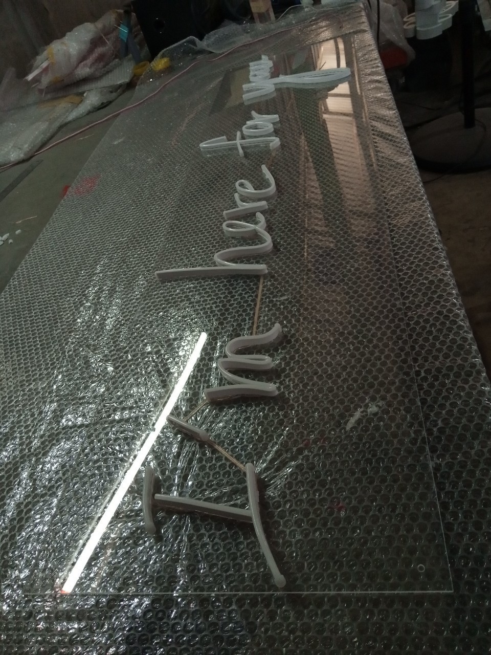 ป้ายไฟนีออน LED อะคริลิคใสรองหลัง