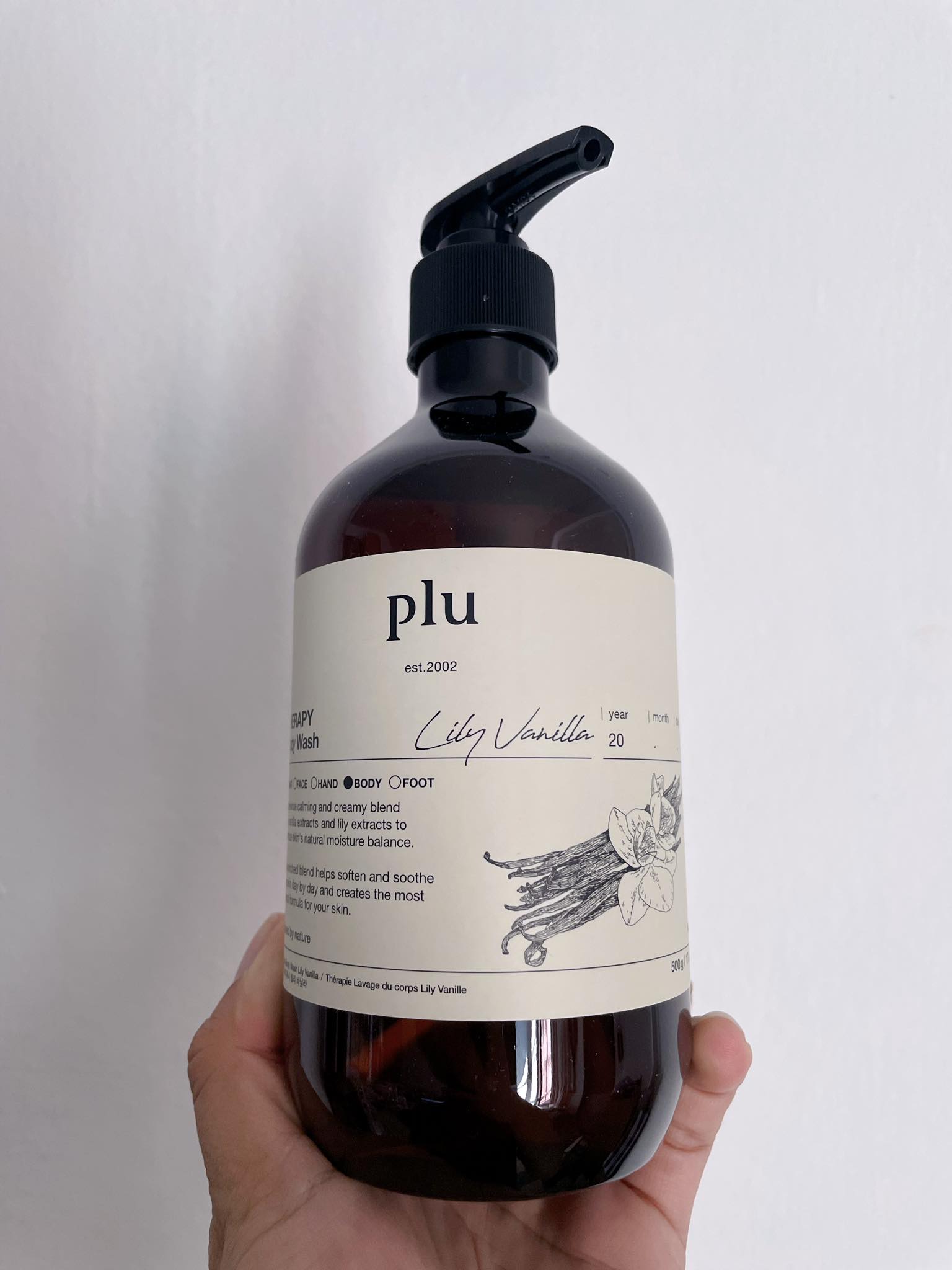 Plu Therapy Body Wash Lily Vanilla 500g. เจลอาบน้ำ