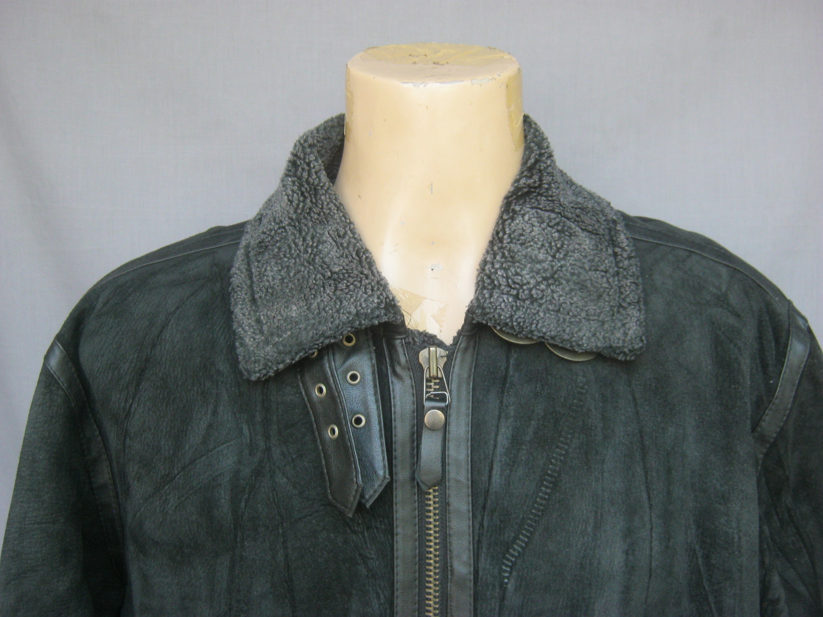 เสื้อหนัง B3