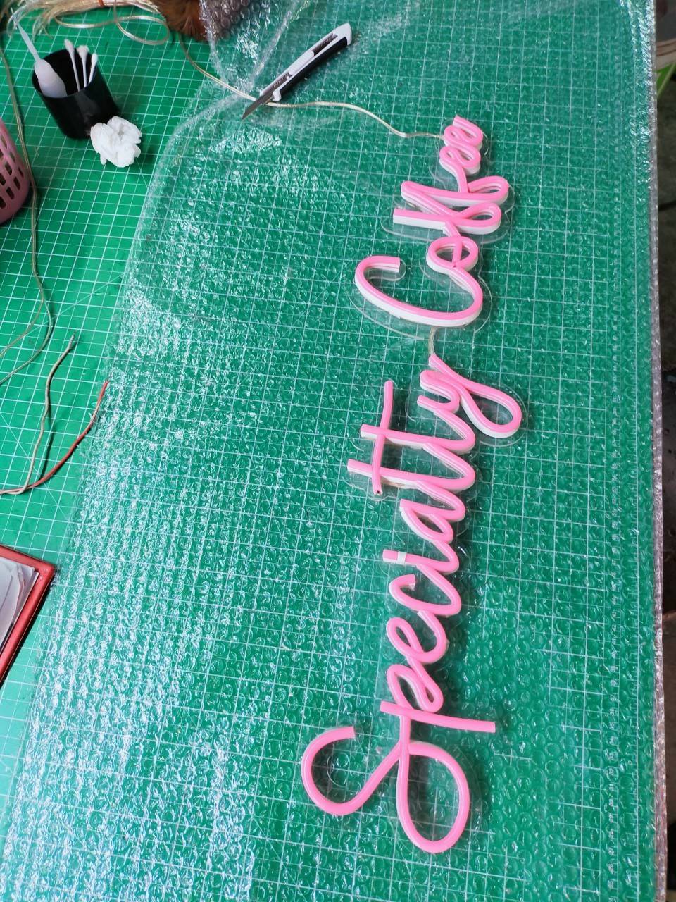 ป้ายไฟนีออยดัด LED - Specitty Collee -แสงสีชมพู -อะคริลิคใสวางหลัง 3 มิล