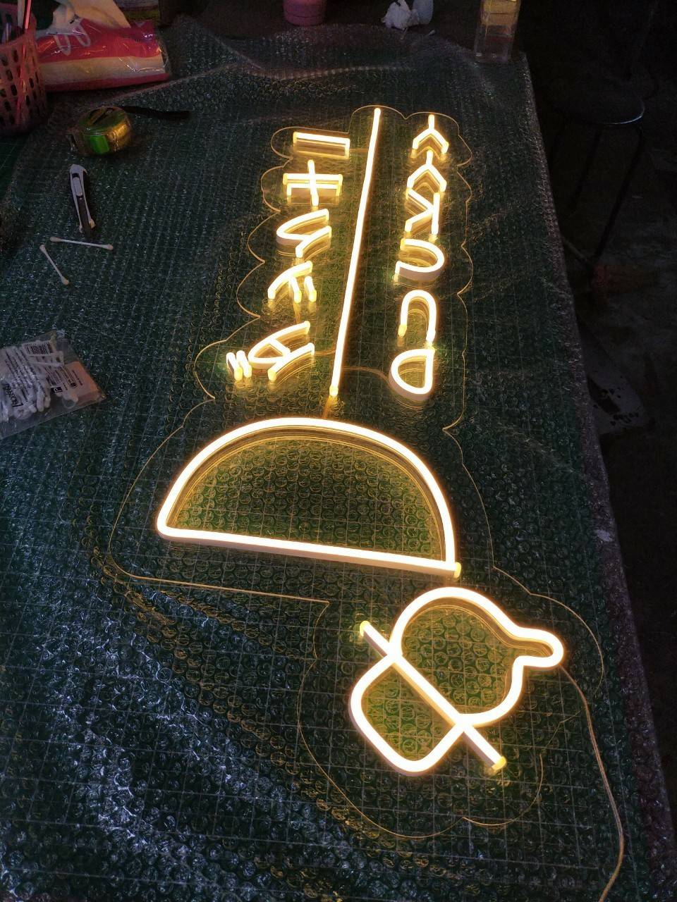 ป้ายไฟนีออน LED แสงสีเหลือง