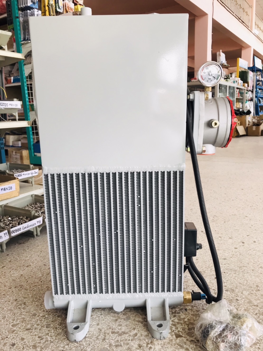 ถังไฮดรอลิกขนาด 18 ลิตร พร้อมพัดลมคูลเลอร์ 24V (Oil Cooler Tank with 24V Fan – Model) สำหรับรถบรรทุกโม่ปูน#523867